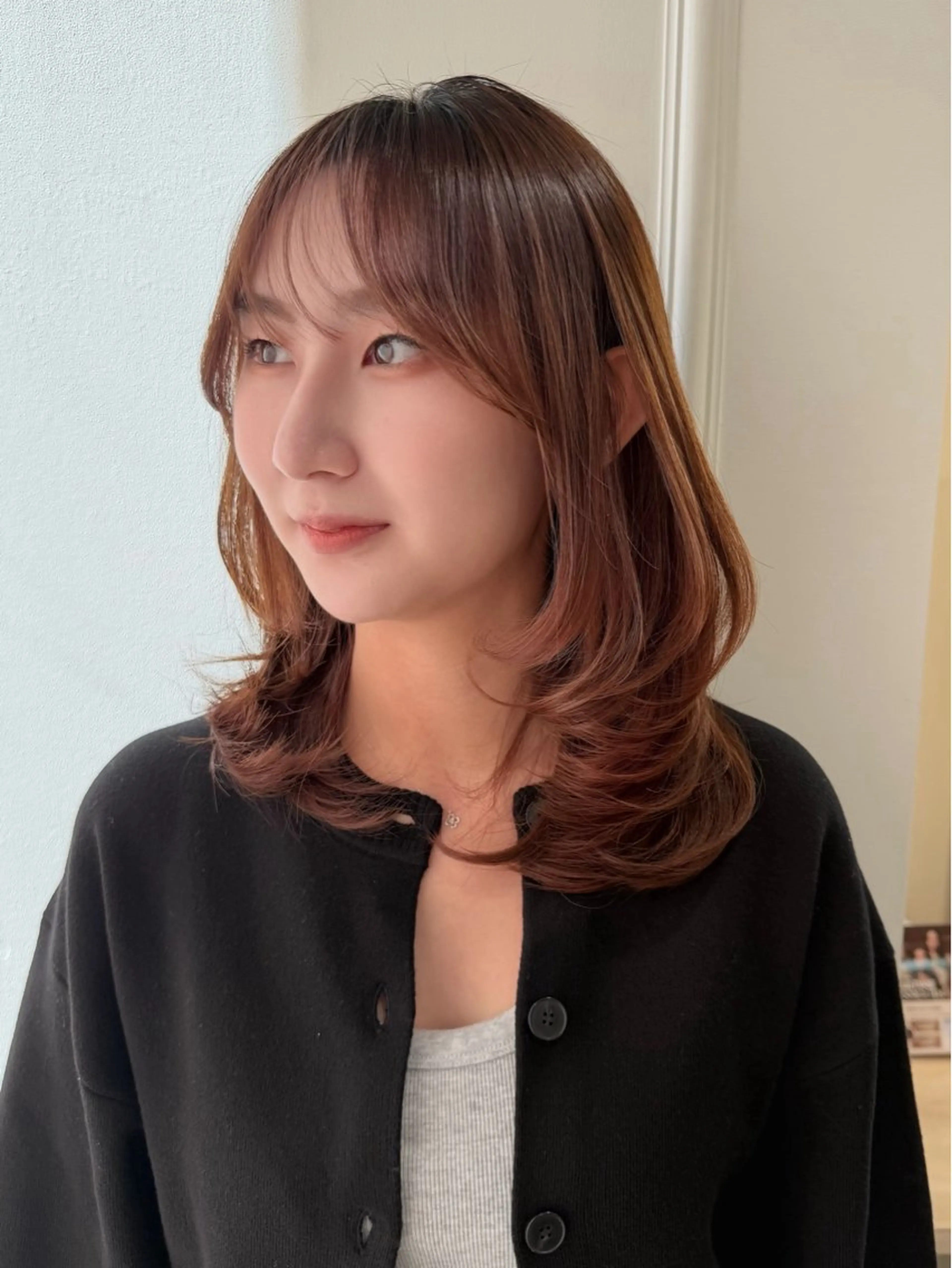 ミディアム ミディアムレイヤー レイヤーカット 小顔カット トリートメント カット ヘアカラー トリートメント 小顔レイヤー/ ベージュ🤍Rieのヘアスタイル