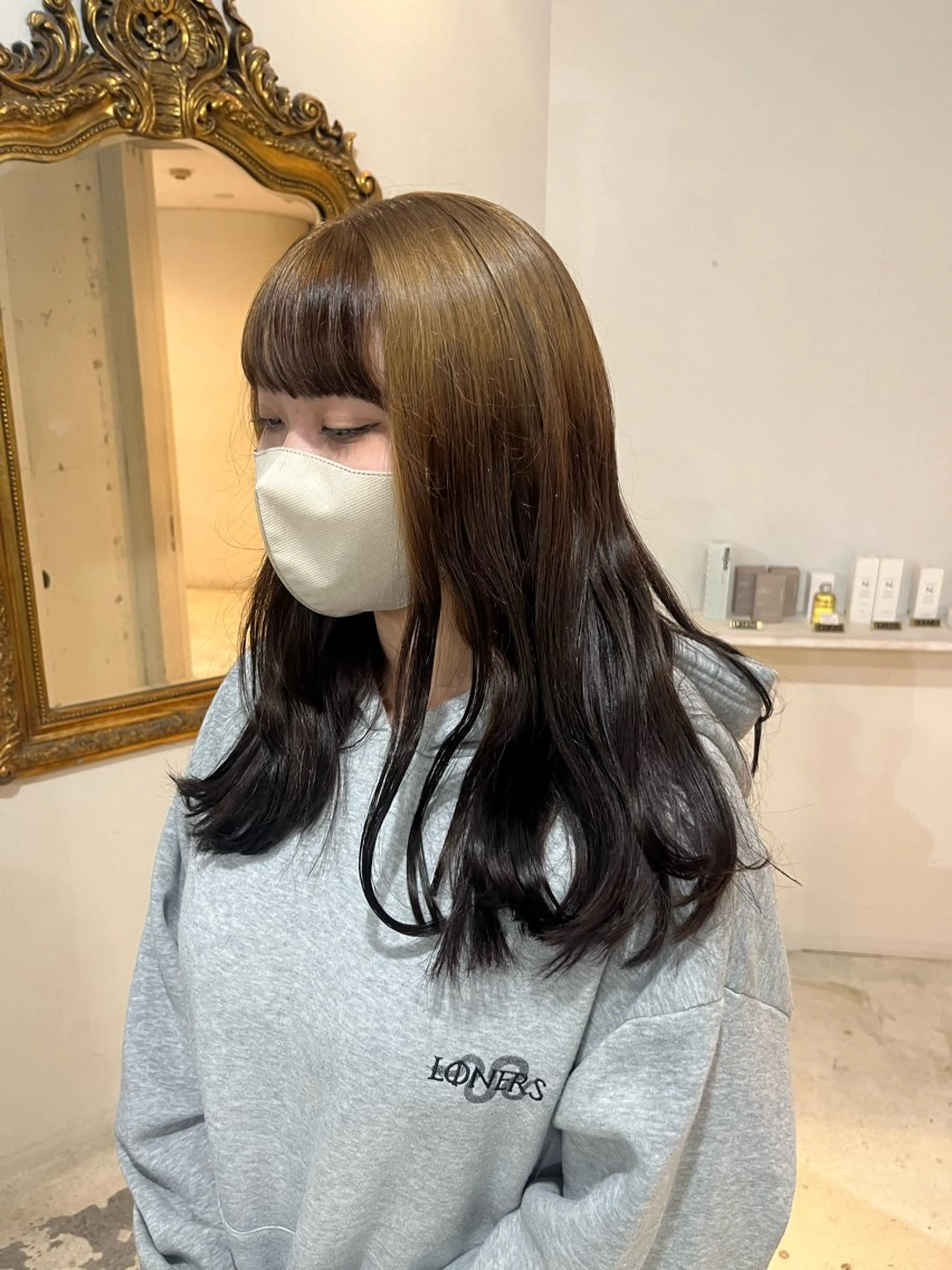 セミロング ヘアカラー 🩶ハイトーン🖤 URARAのヘアスタイル