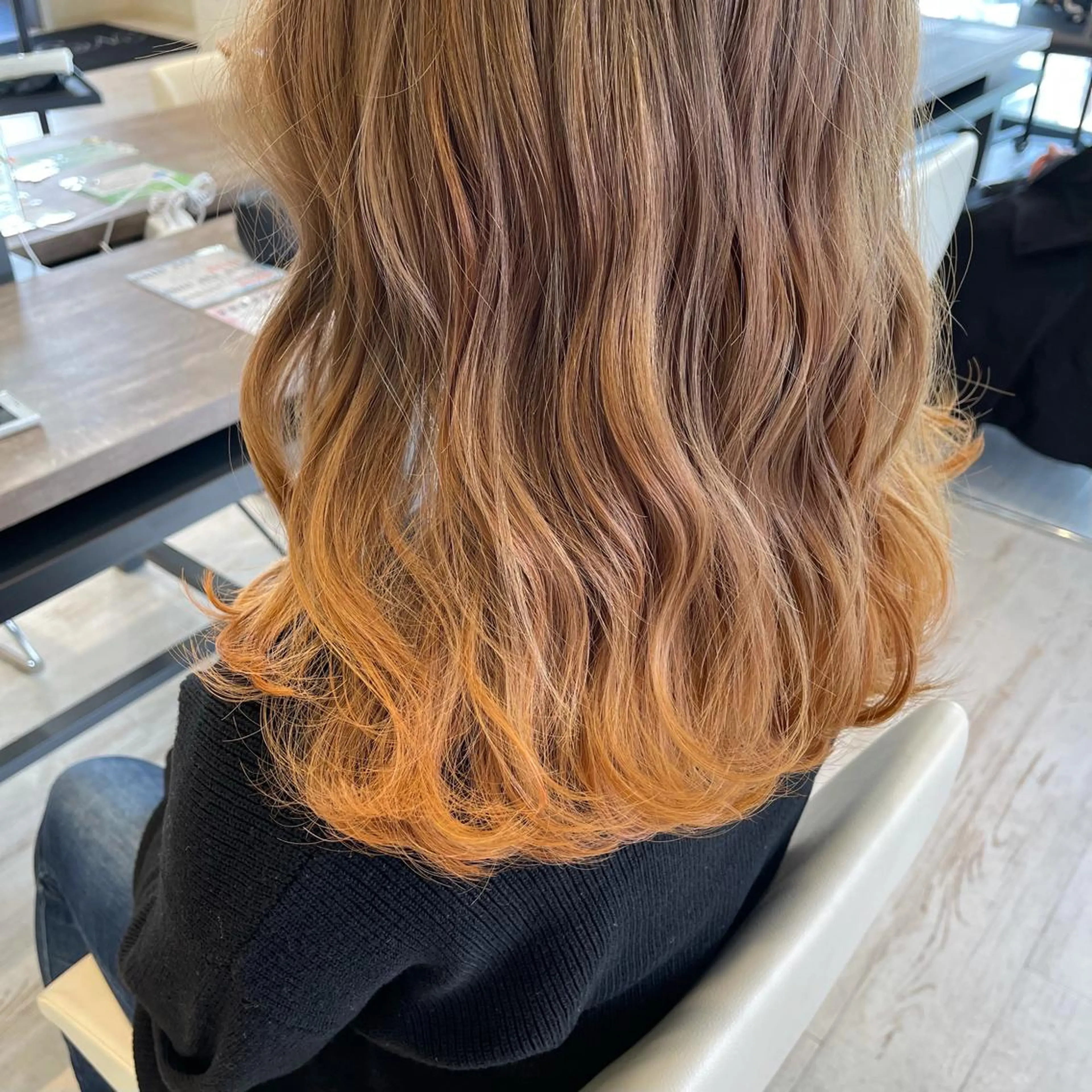 セミロング カラー デザインカラー、艶髪 大塚 耕平のヘアスタイル