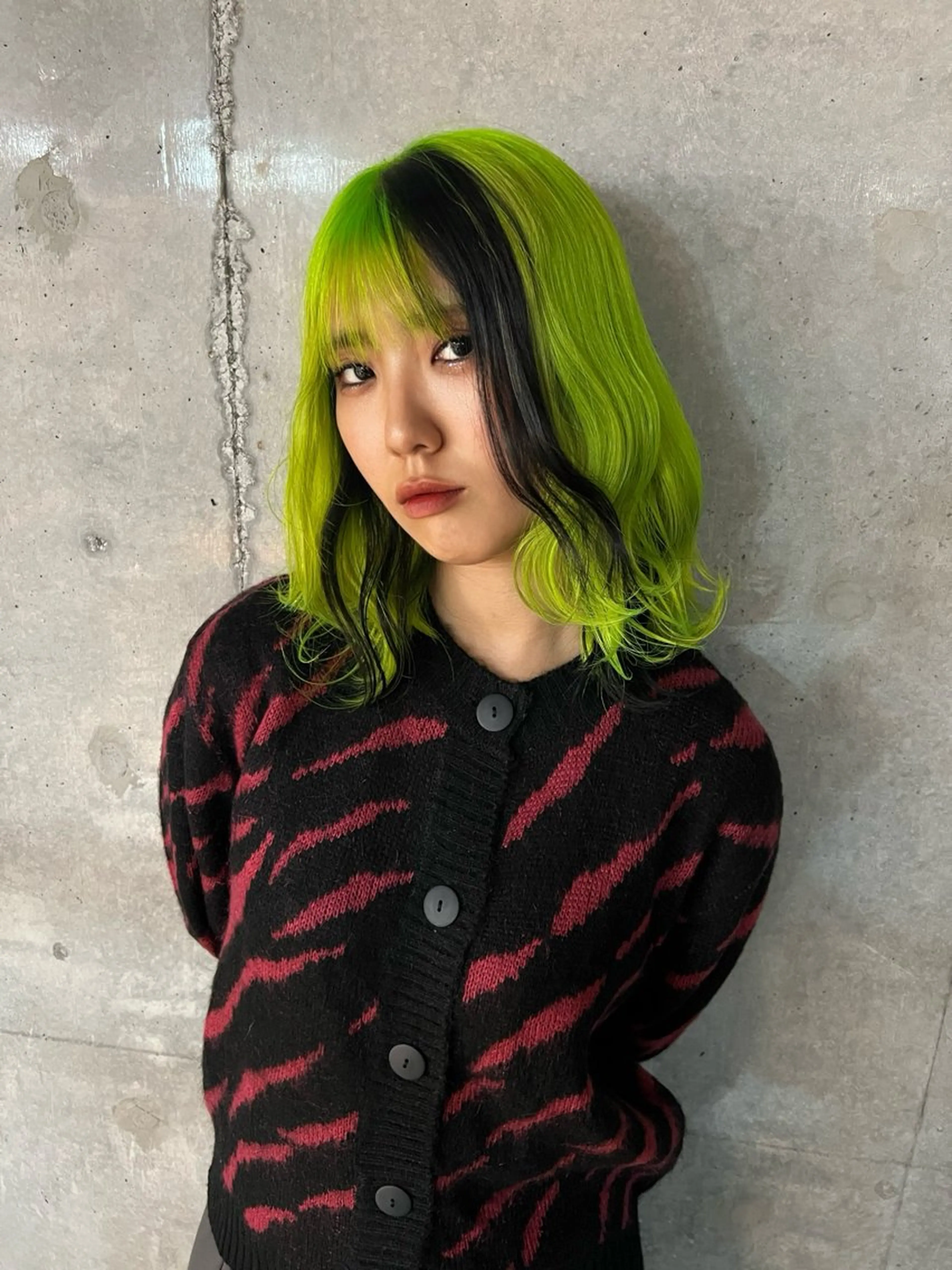 カラー 黒髪 デザインカラー はなえ/ブリーチ/複 雑履歴修正のヘアスタイル