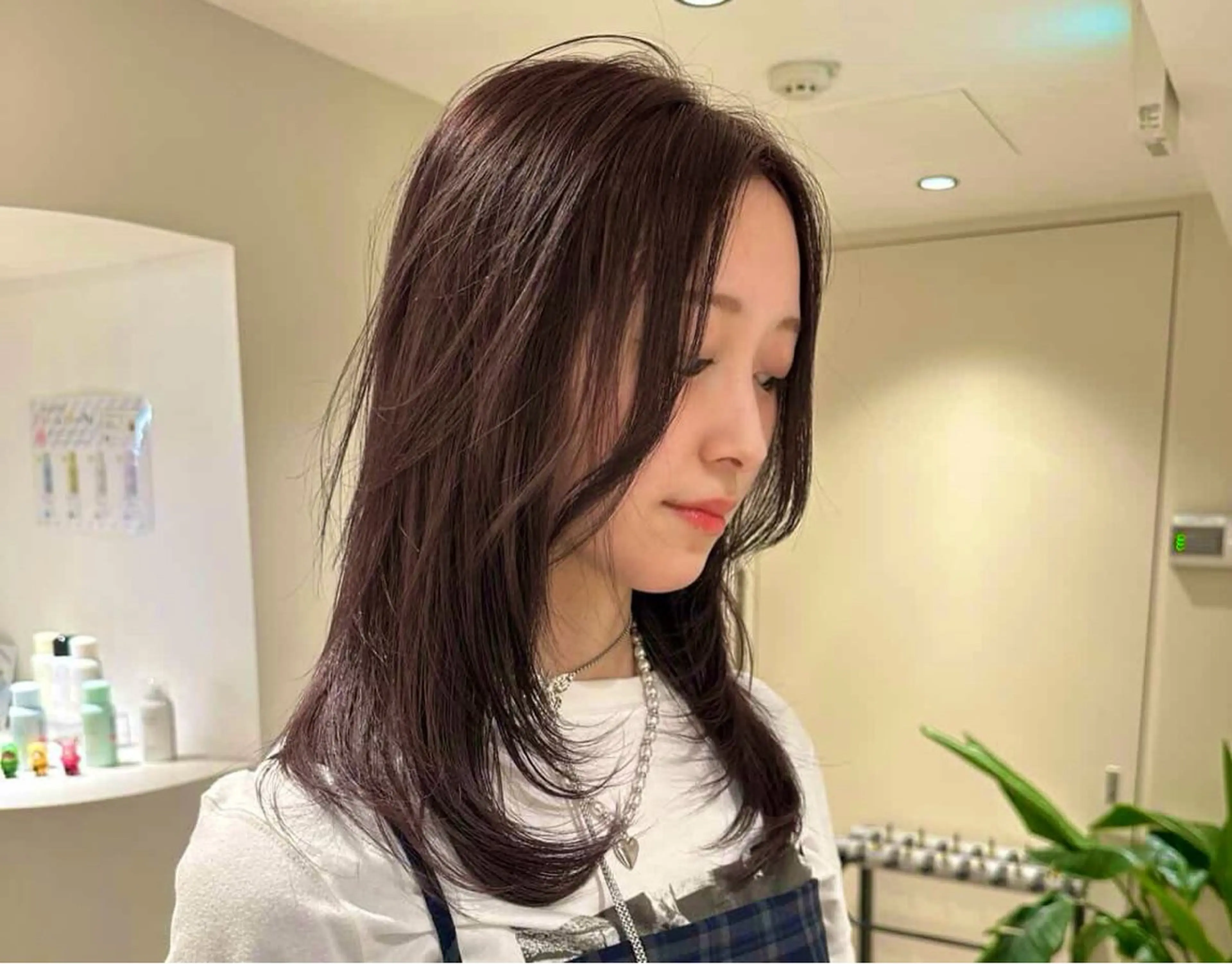 セミロング カラー グレージュ ラベンダーカラー ラベンダーグレージュ ラベンダーグレー レイヤーカット カット ヘアカラー トリートメント 金ウンス 髪質改善カラーのヘアスタイル