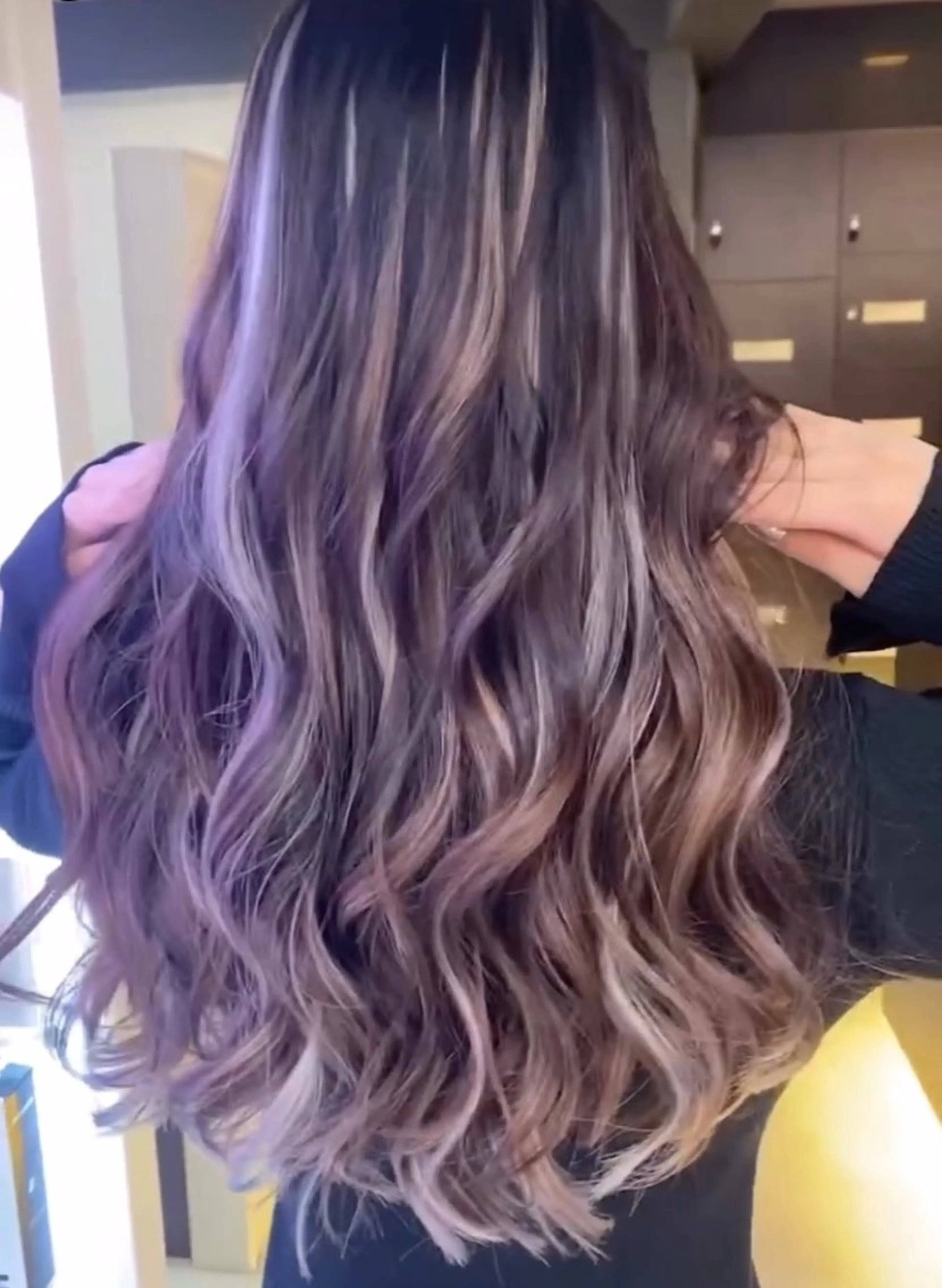 ロング アッシュ エクステ ハイライト カット ヘアカラー エクステ カラコレなんば店所属・カラコレなんば TOPstylistのヘアスタイル