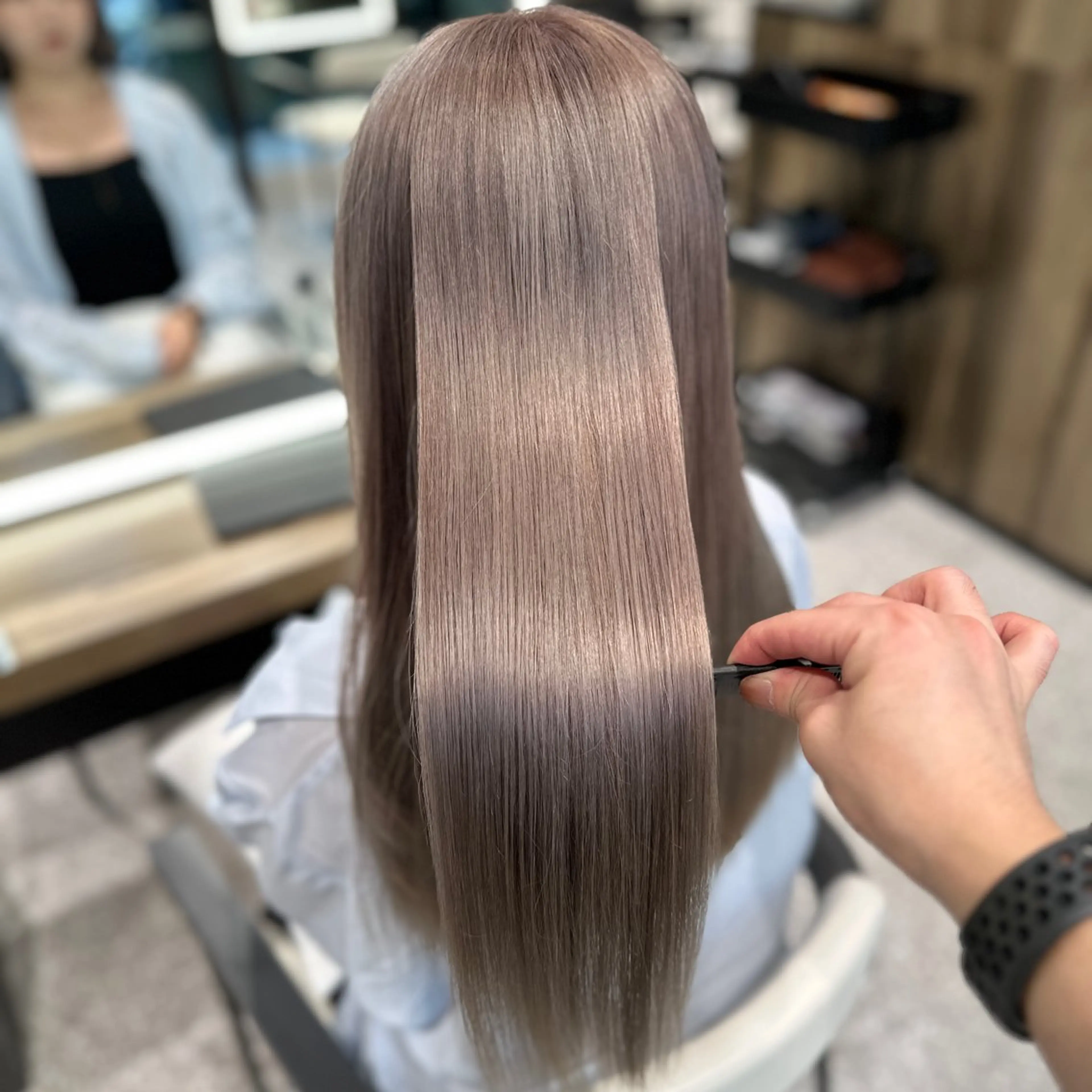 ロング カラー ブリーチ シルバー ホワイトシルバー レイヤー/グレージュ メンズパーマのヘアスタイル