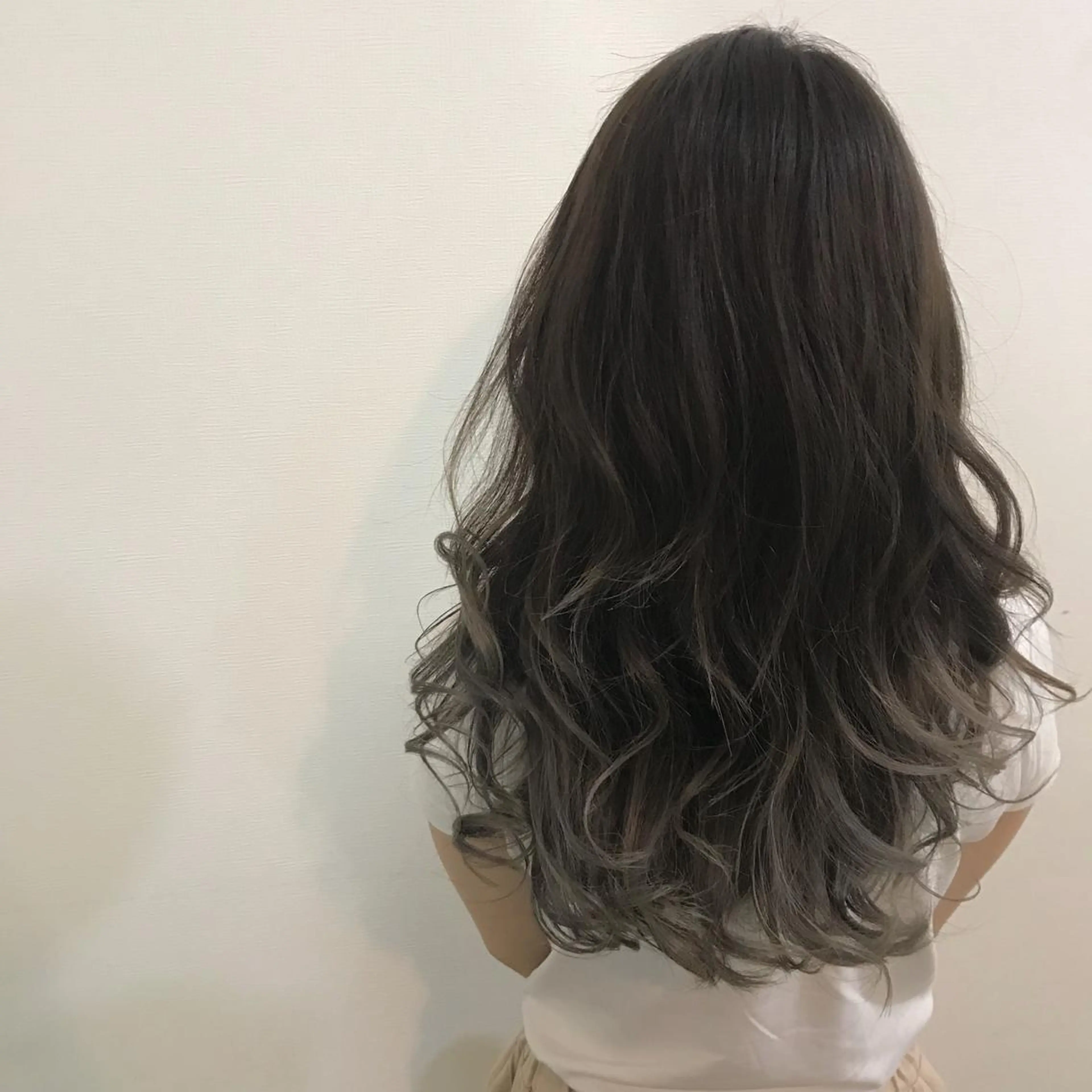 セミロング カラー 畑中康志 美髪矯正/ハイトーンのヘアスタイル