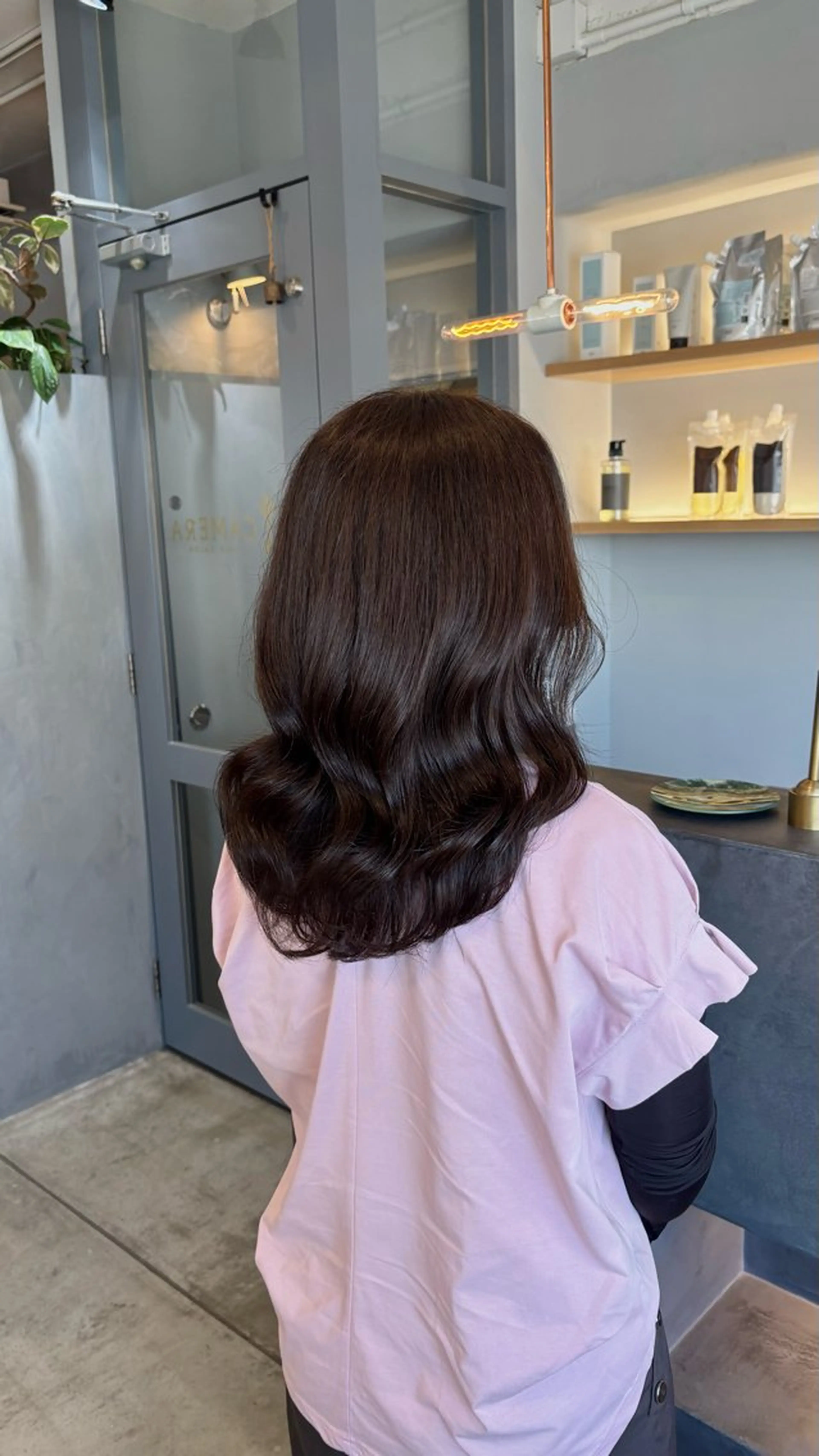 セミロング カット 夜久 来実のヘアスタイル