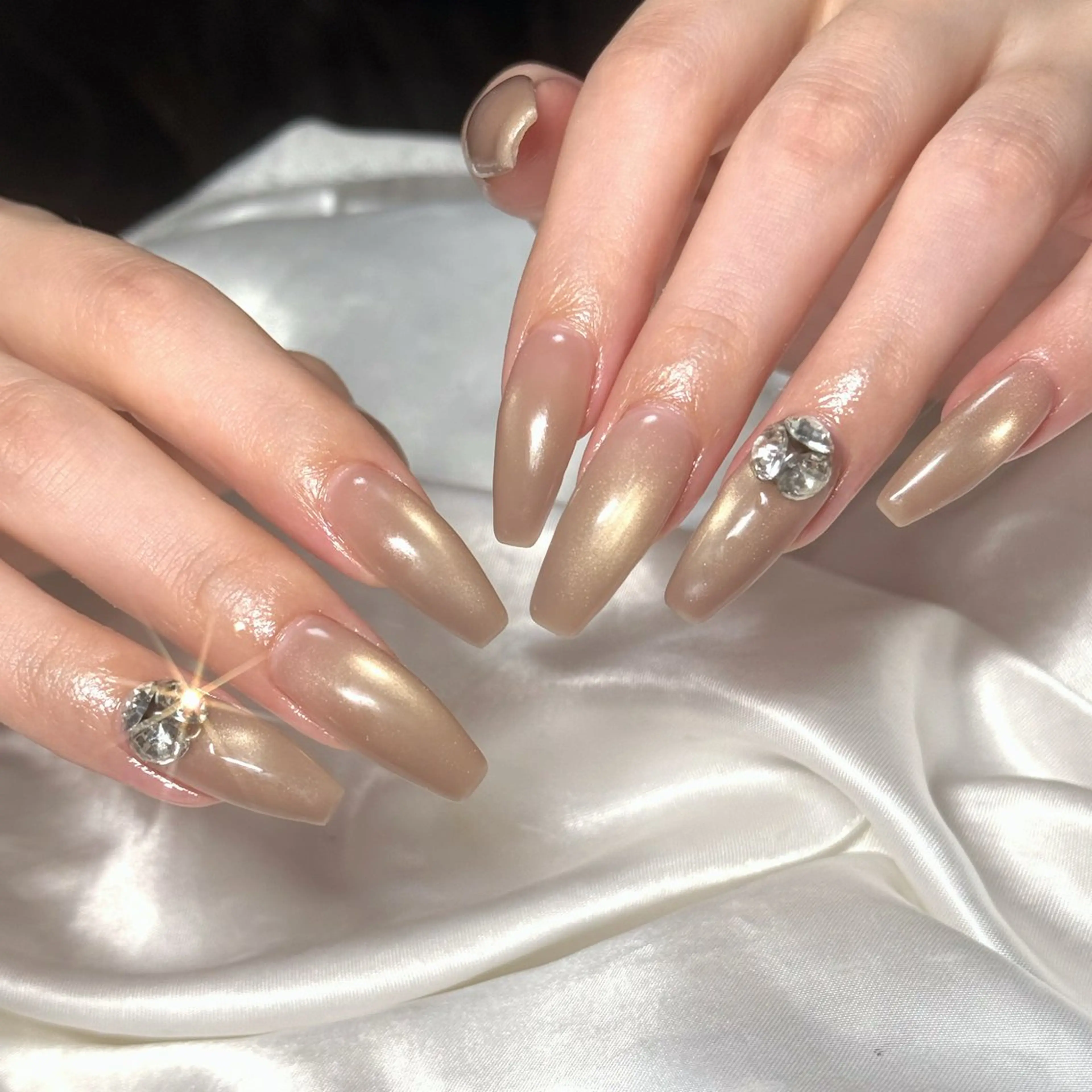 ネイル キラキラネイル マグネットネイル ハンドネイル OKIKA所属・【OKIKA】 らん🦖🌈🧡のマツエク・マツパデザイン