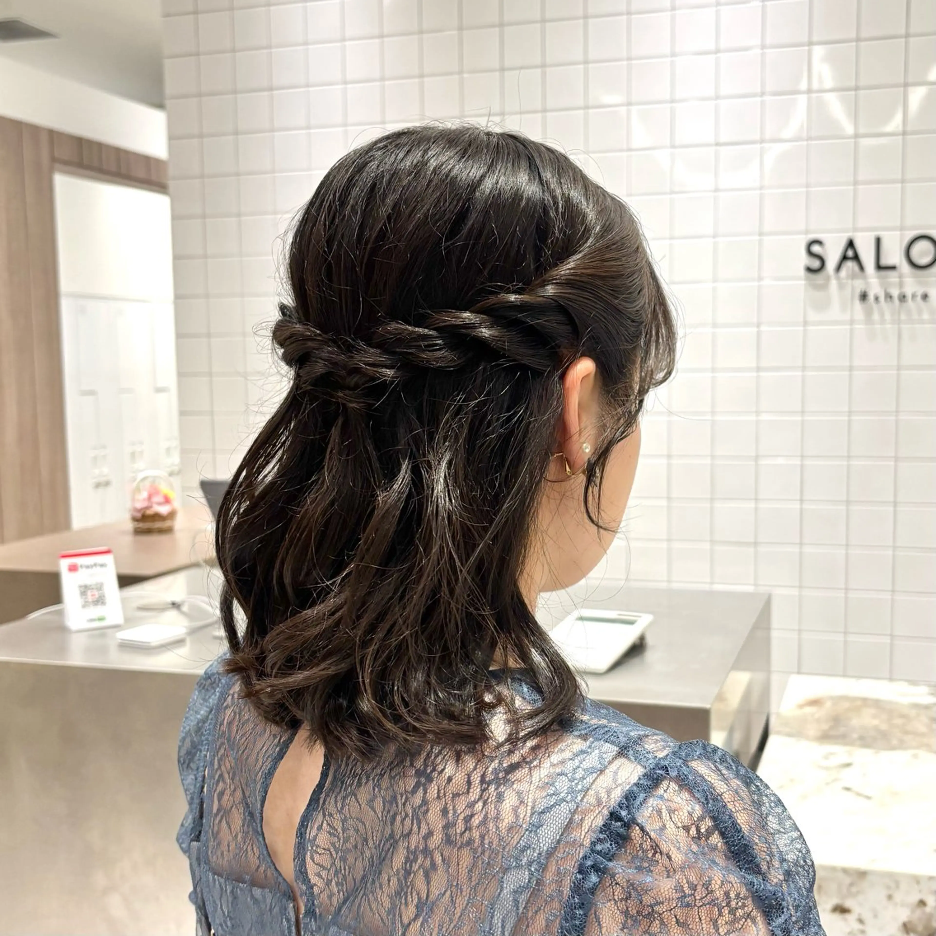 ミディアム ヘアアレンジ ハーフアップ ヘアセット 久力琴音''透明感 カラー''アレンジのヘアスタイル