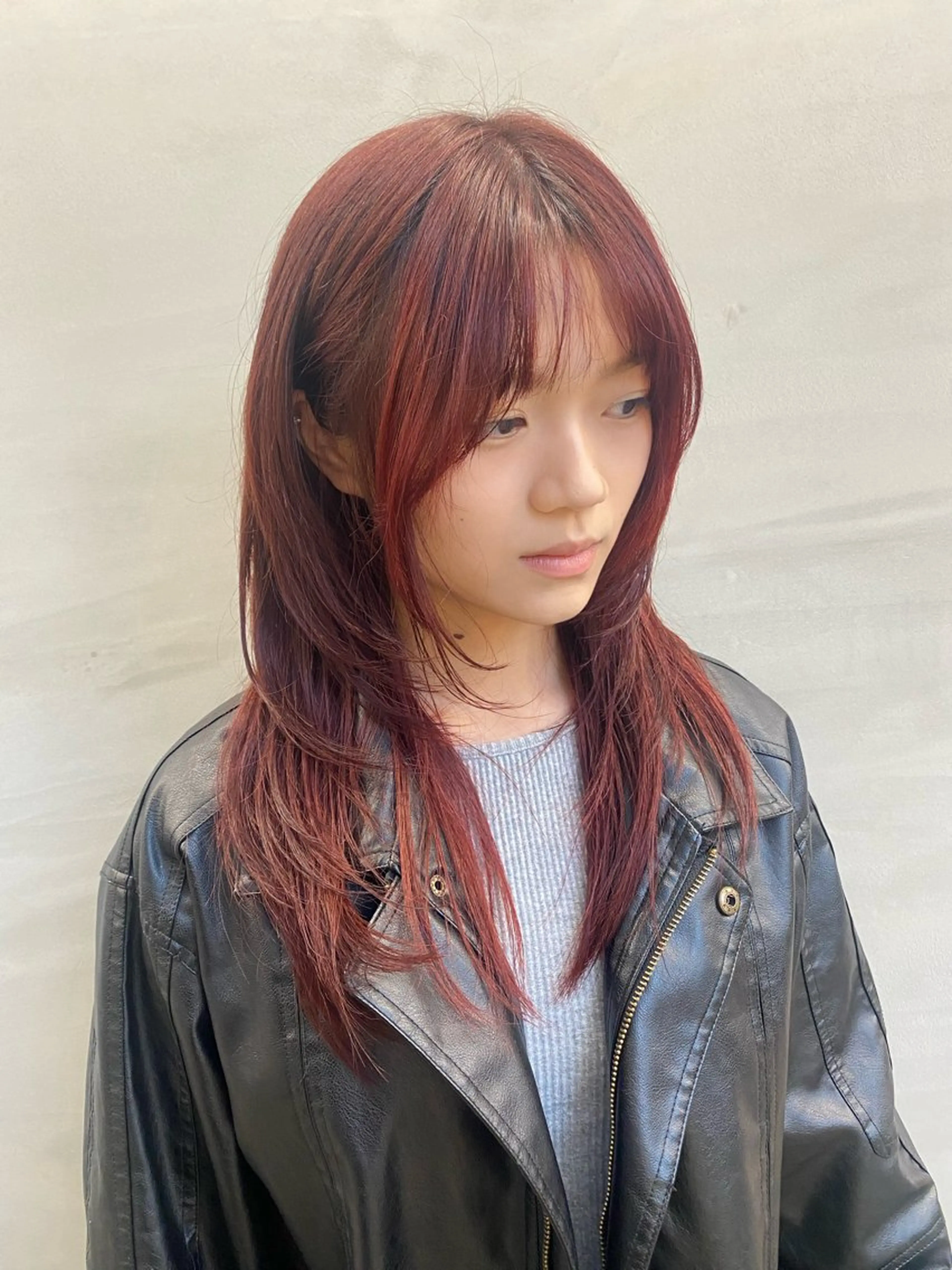 ミディアム カラー ヘアアレンジ ボルドーカラー レッドカラー 顔まわりレイヤー 顔周りカット 韓国風ヘア 🌟🍒ハイトーン 韓国ヘア/ユウミのヘアスタイル