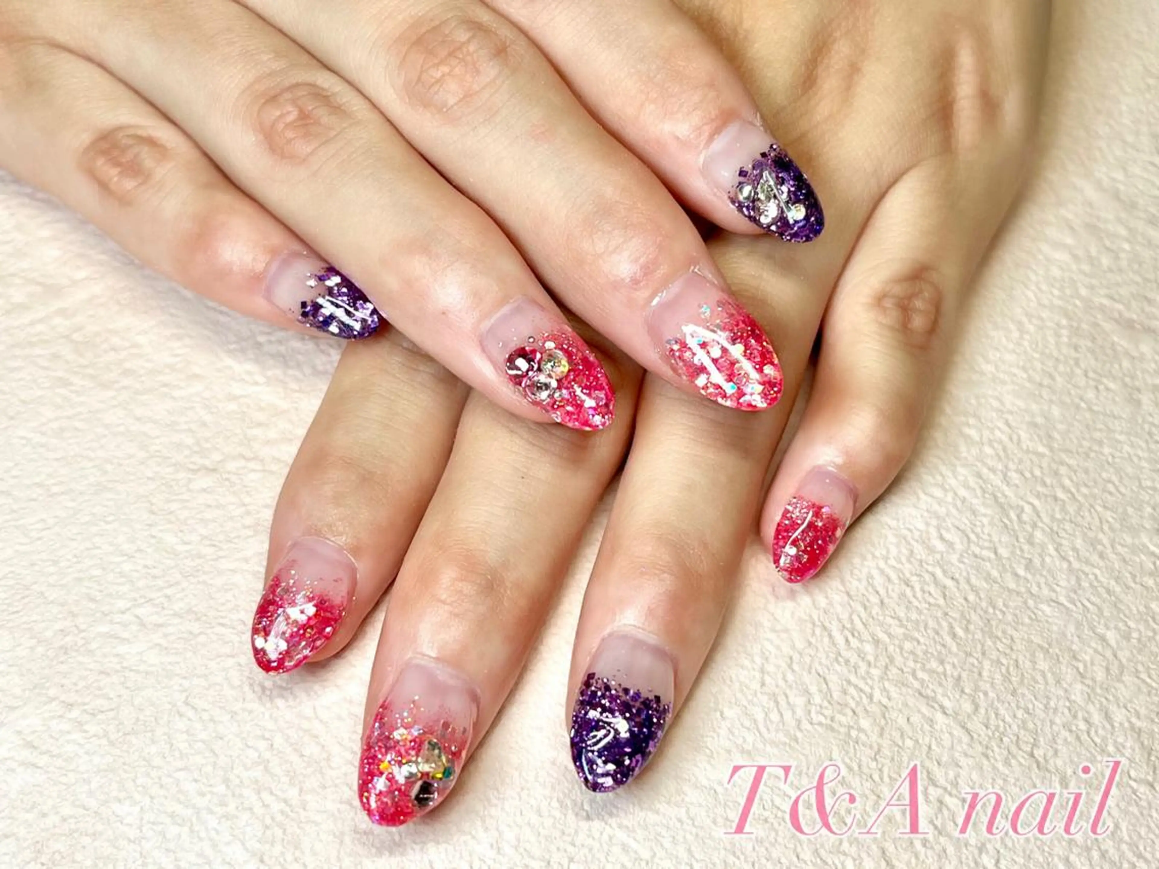 ミディアム ネイル 長さ出し ジェルネイル グラデーション キラキラネイル ニュアンスネイル ハンドネイル T&A nailのネイルデザイン