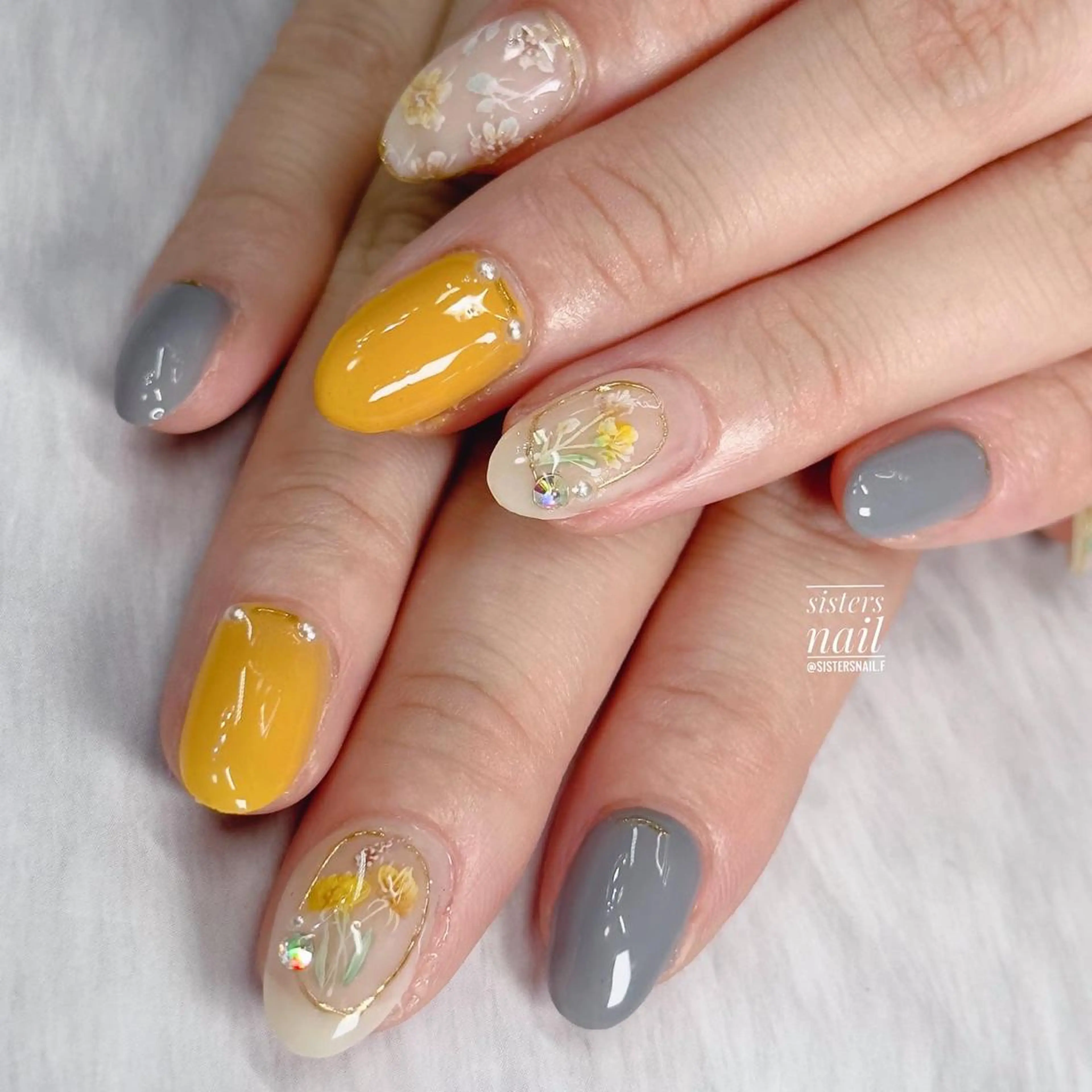 ネイル アートネイル フラワーネイル キラキラネイル 黄色 sisters nail.fのネイルデザイン