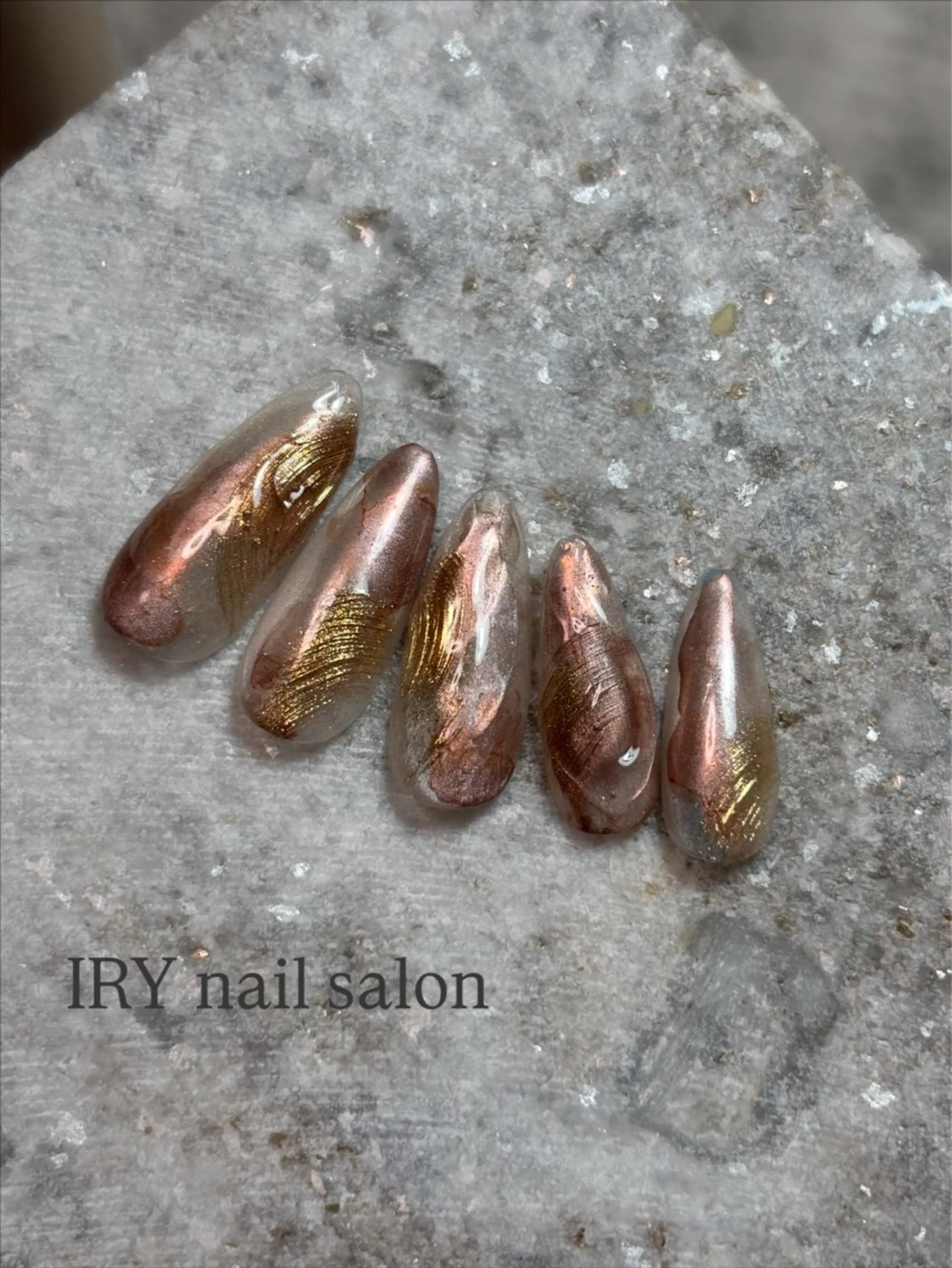 ネイル ミラーネイル ニュアンスネイル ハンドネイル 三本 綾奈のネイルデザイン