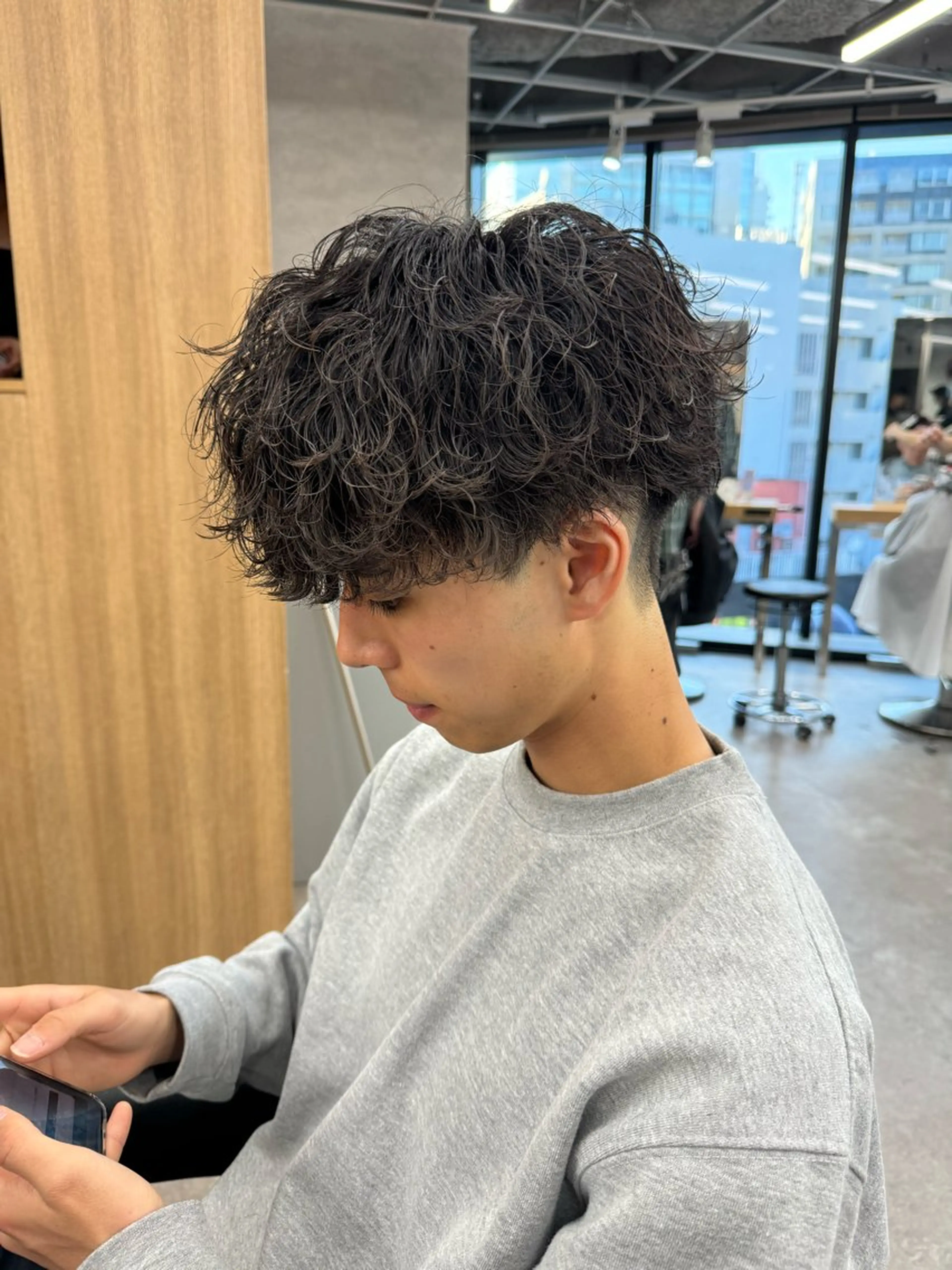 ショート カラー パーマ ヘアアレンジ メンズ メンズブリーチ センターパート メンズハイライト メンズハイトーン マッシュ カット パーマ トリートメント ヘッドスパ ヘアセット スパイキー/フェザー /波巻き/かいとのヘアスタイル