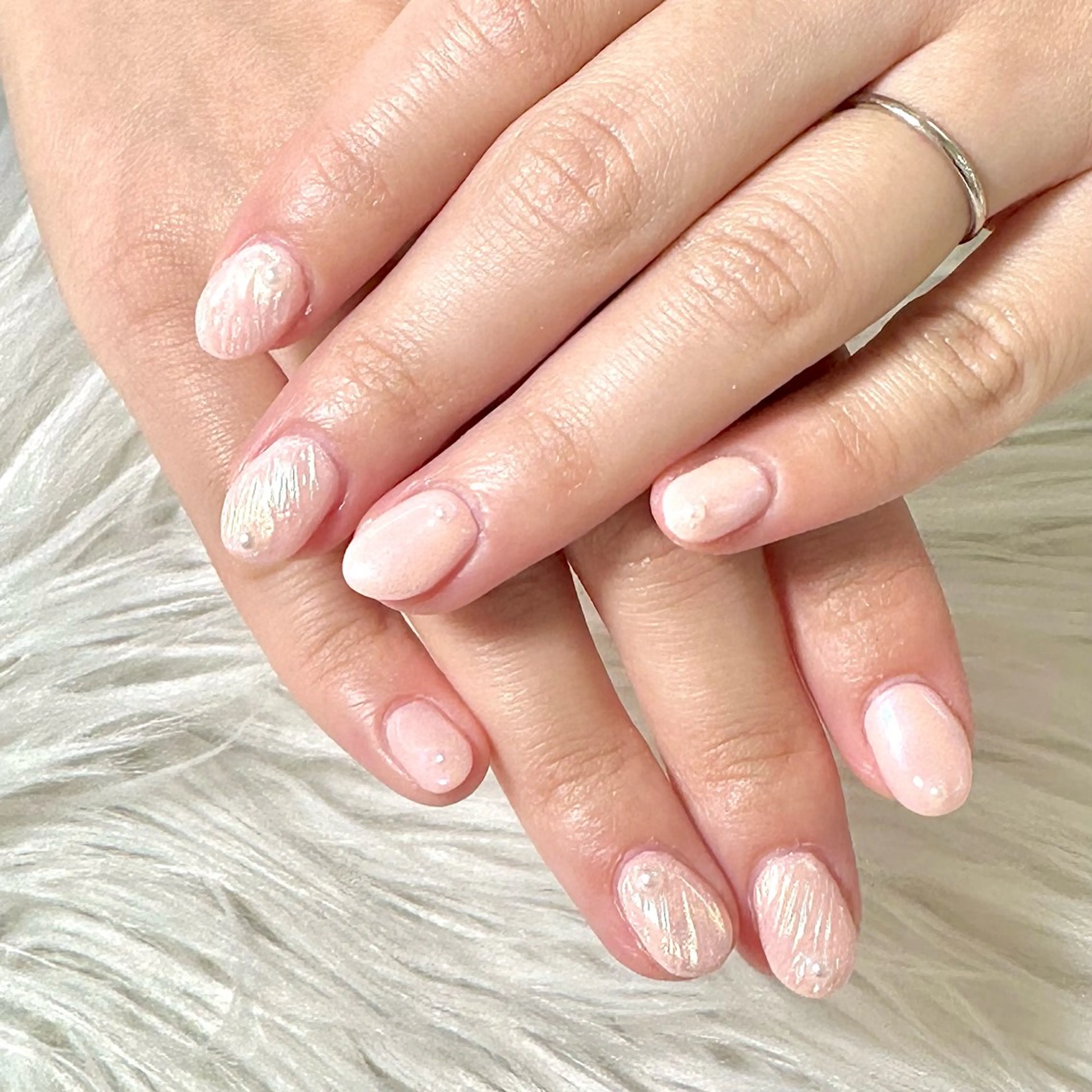 ネイル オーロラネイル ピンク ハンドネイル 日野店スタッフ Reina.Sのネイルデザイン