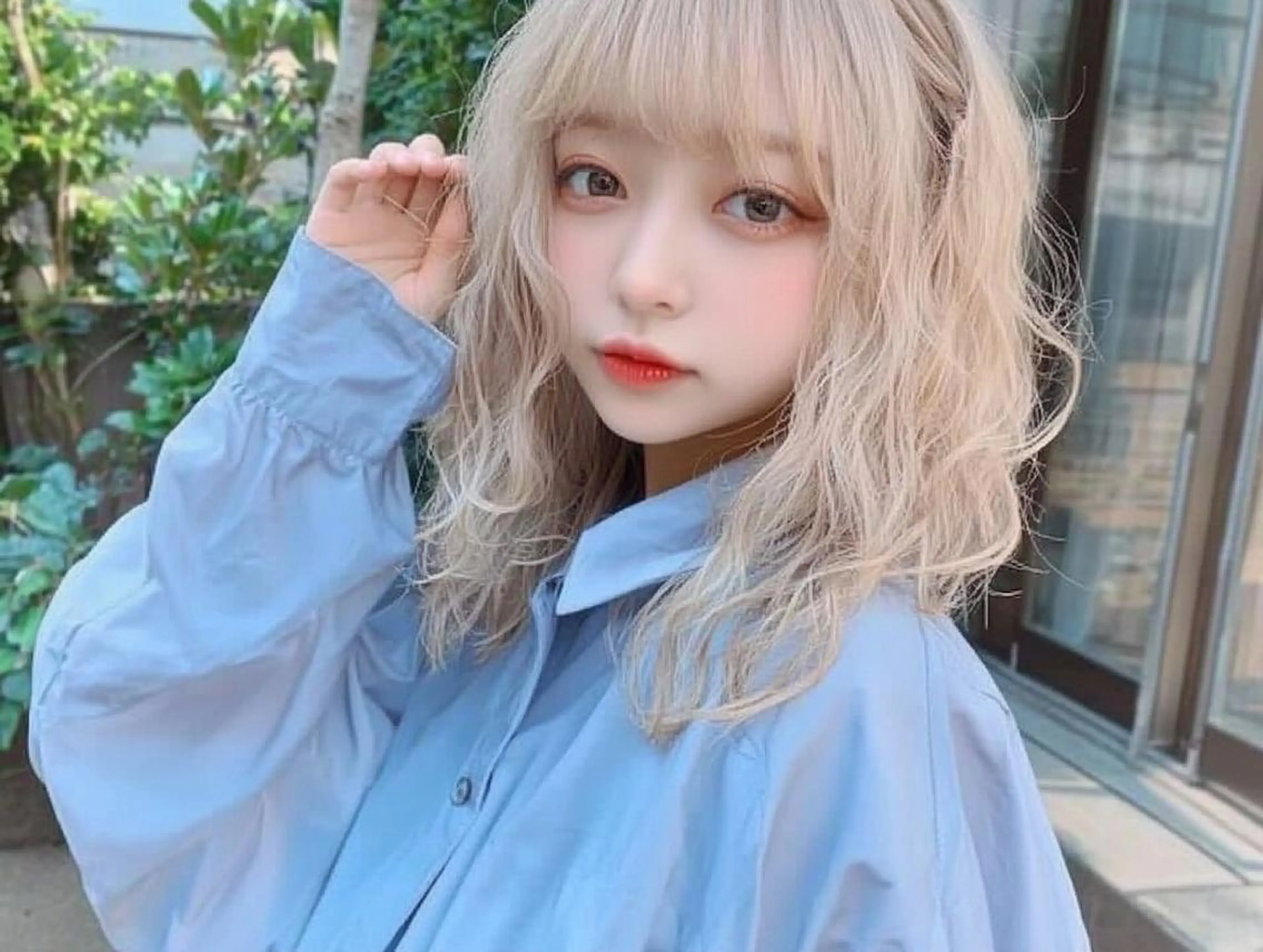 セミロング カラー 赤みなしオリーブ ハイトーン×レイヤーのヘアスタイル