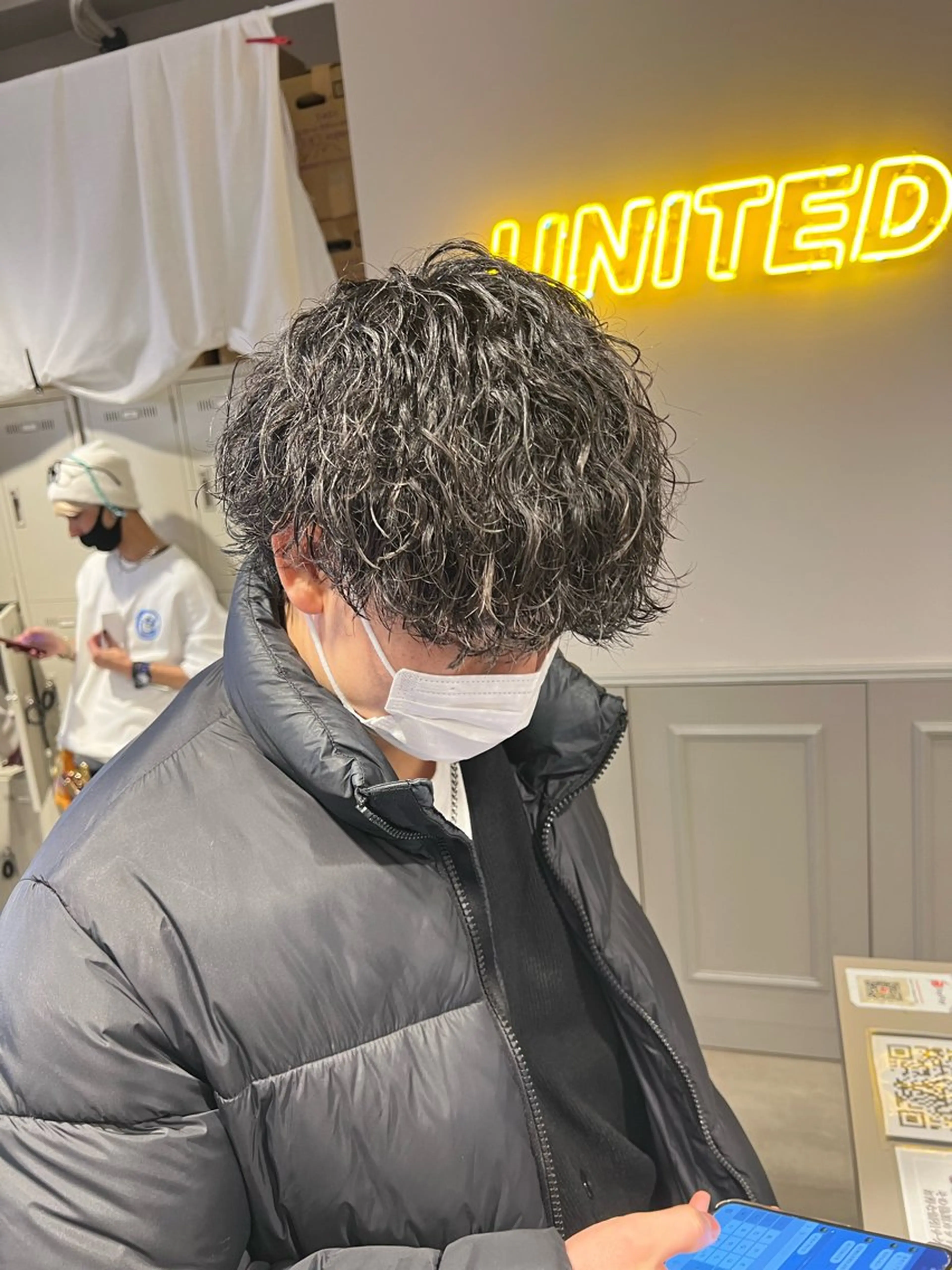 ミディアム パーマ メンズ ミディアムパーマ センターパート メンズ韓国風 韓国マッシュ マッシュウルフ メンズパーマ特化 TAIGAのヘアスタイル