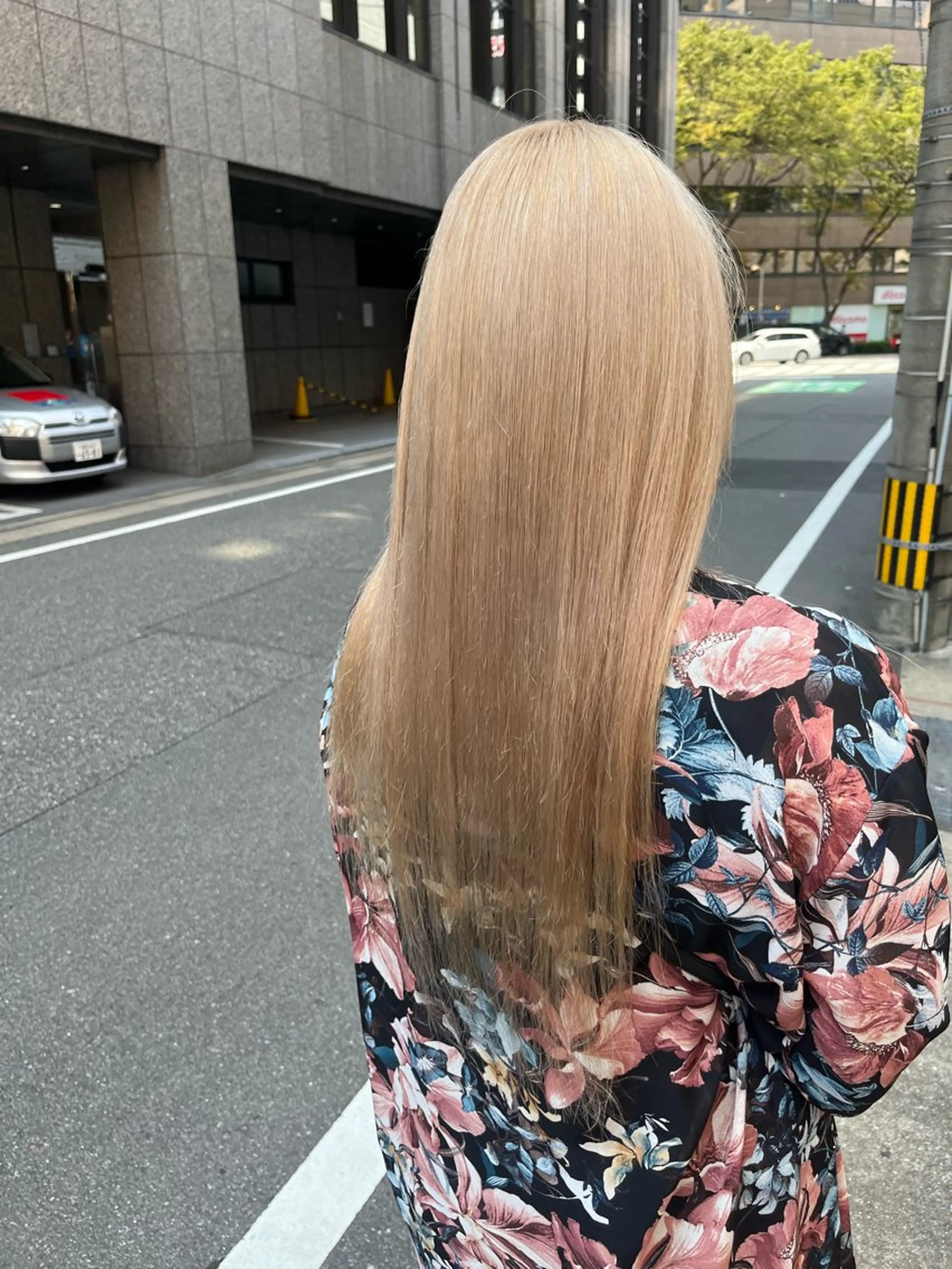 カラー ブロンド ホワイトブロンド カット ヘアカラー トリートメント こまつばらみお/レイ ヤー/ダブルカラーのヘアスタイル