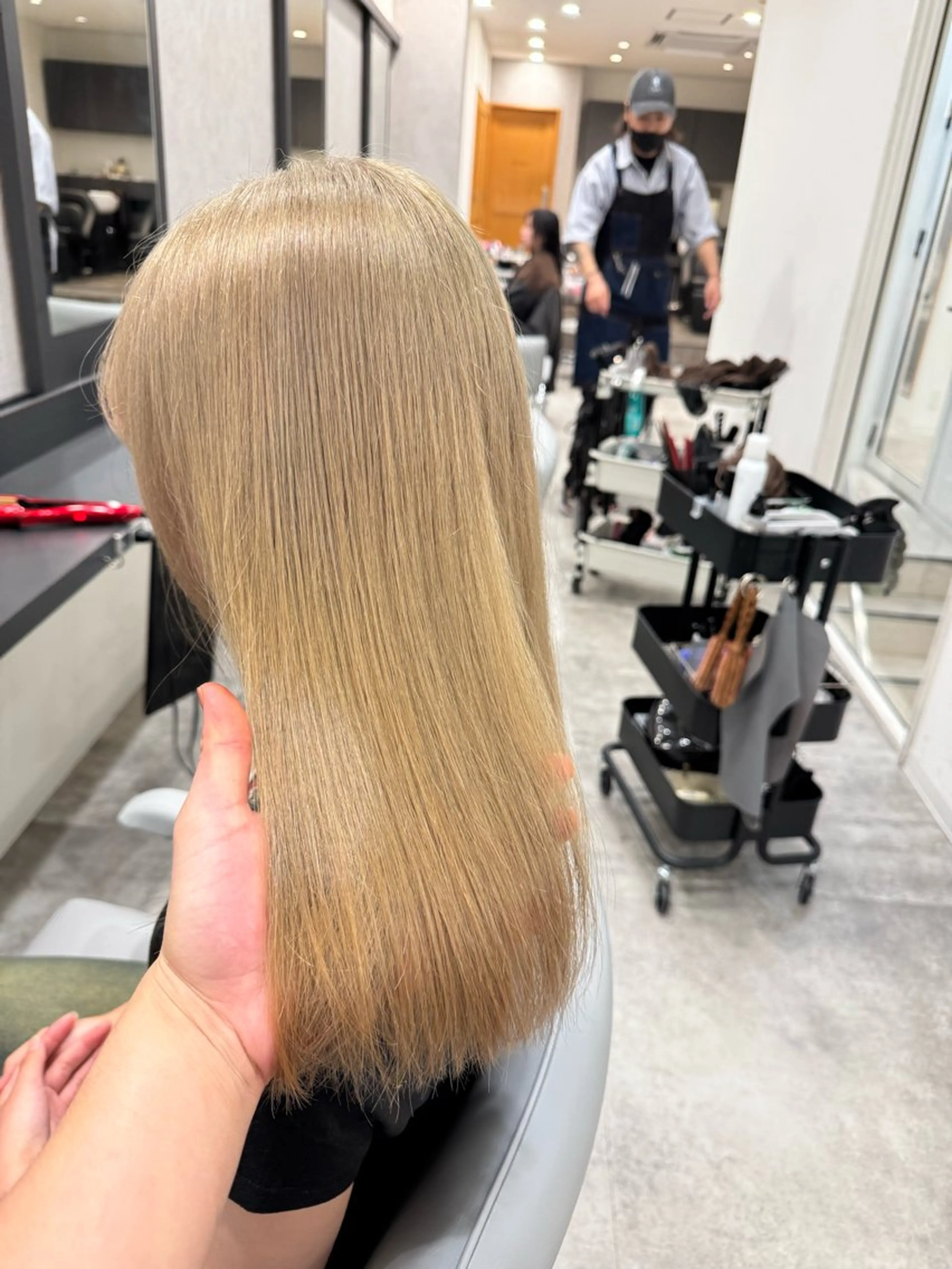 ミディアム カット ヘアカラー トリートメント RAISE by_WHITEのヘアスタイル