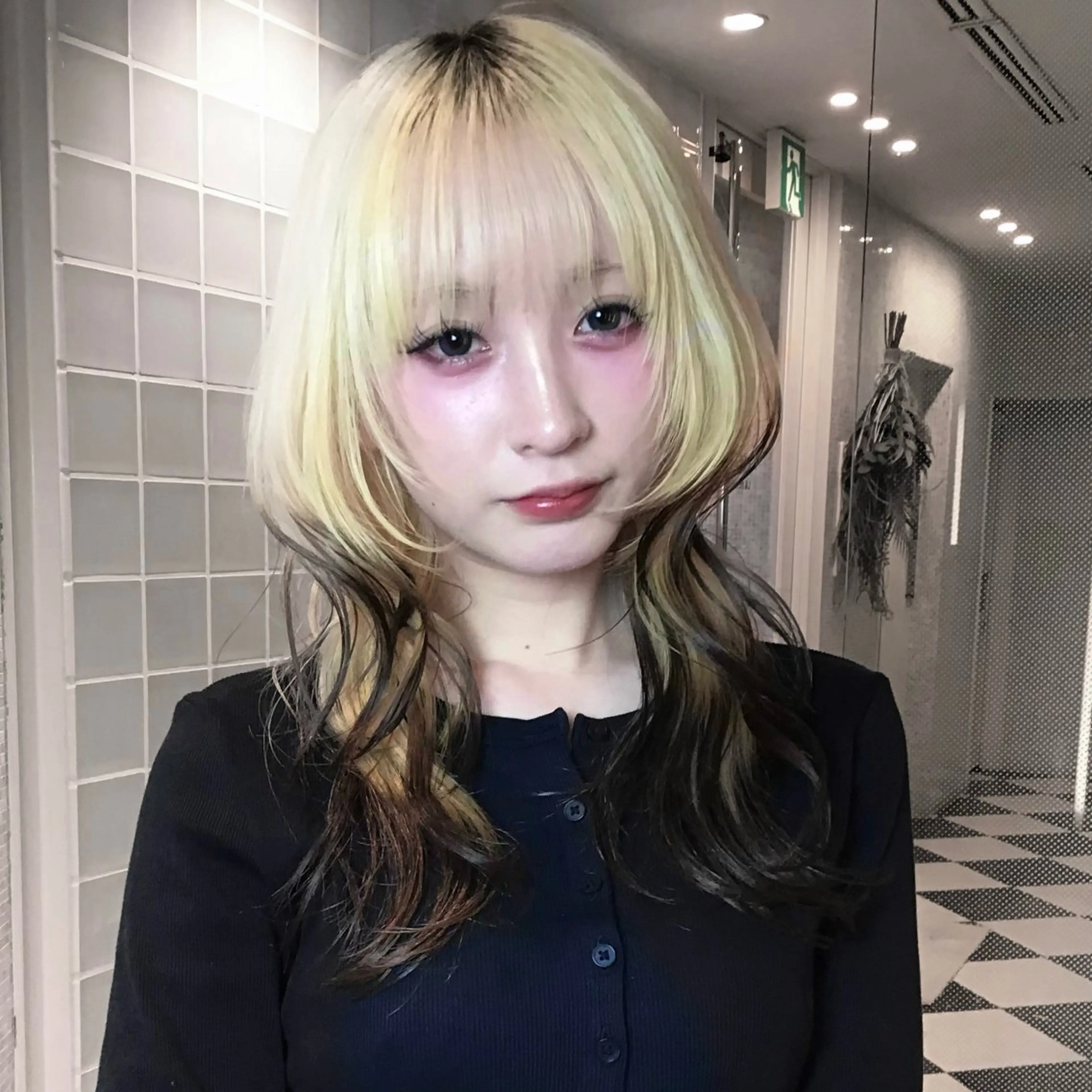 セミロング ハッシュカット 栄/レイヤーカット/ ベージュカラー/モモのヘアスタイル