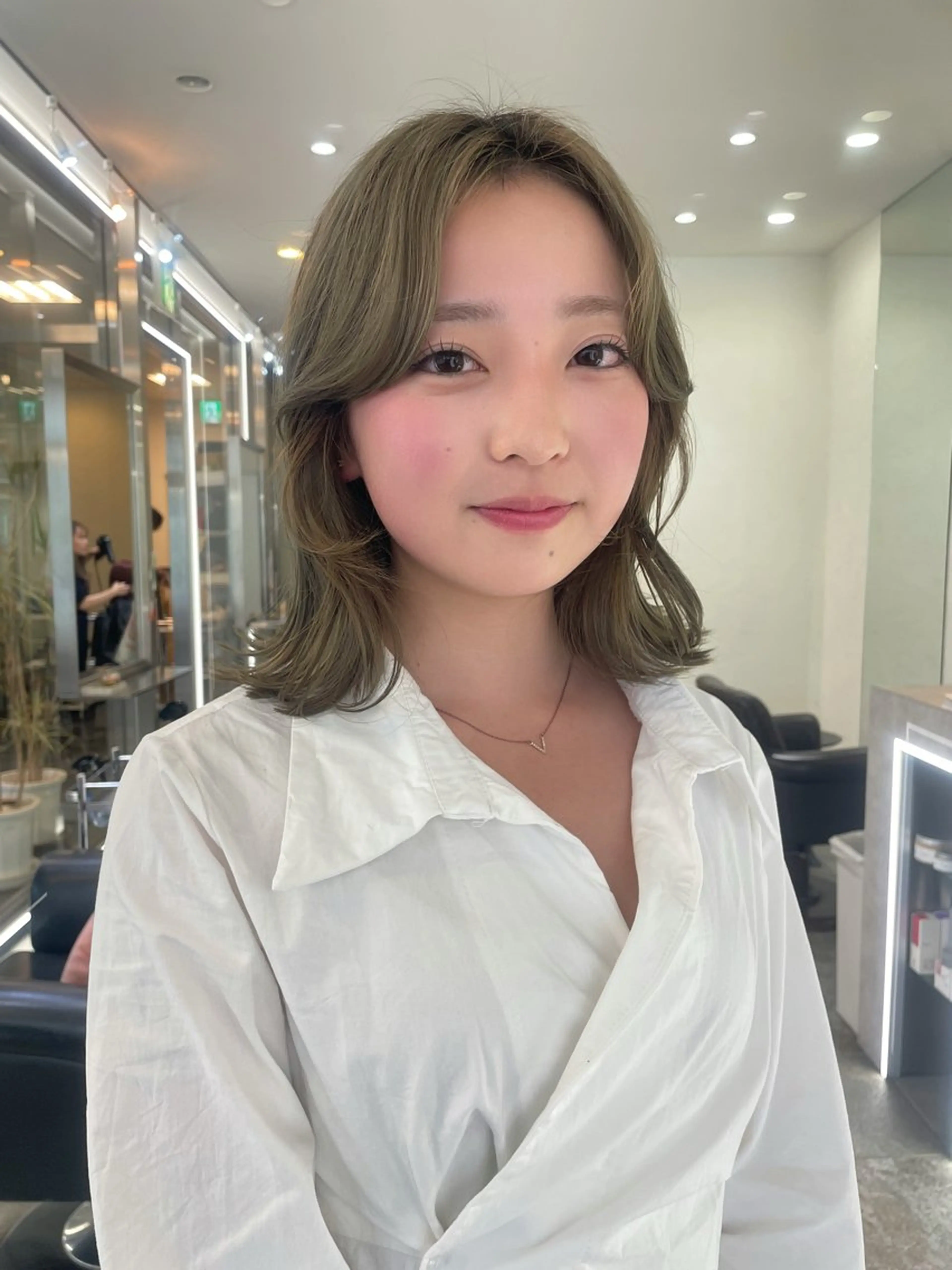 ミディアム ボブ くびれヘア 外ハネヘア カット トリートメント ユナ ナチュラル／透明感のヘアスタイル