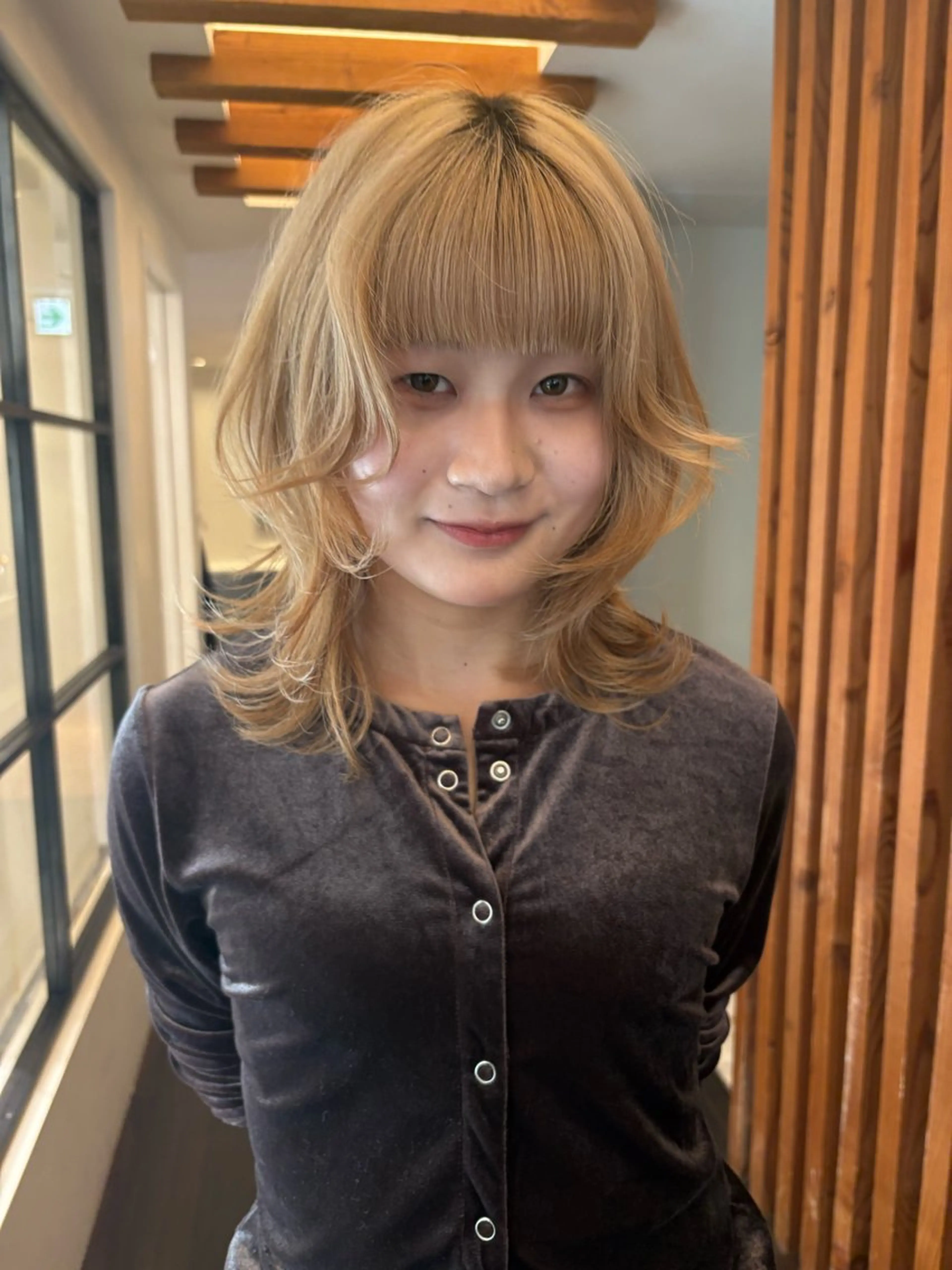 ミディアム カラー ベージュカラー ミルクティーベージュ レイヤーカット ヘアカラー リカ/ハイトーン ・オリーブ🍀のヘアスタイル