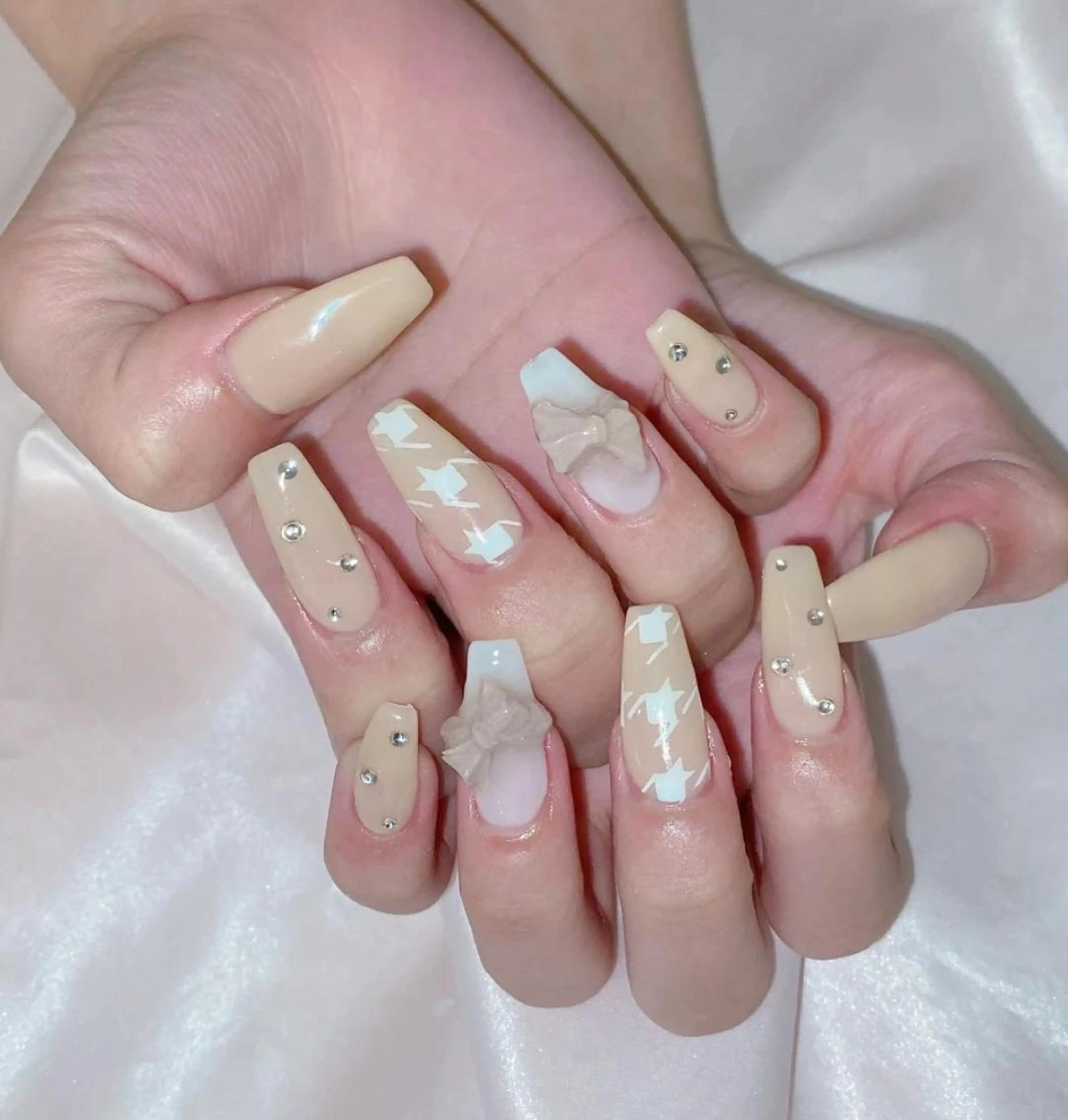 ネイル 長さ出し ネイルチップ Queens テイのネイルデザイン