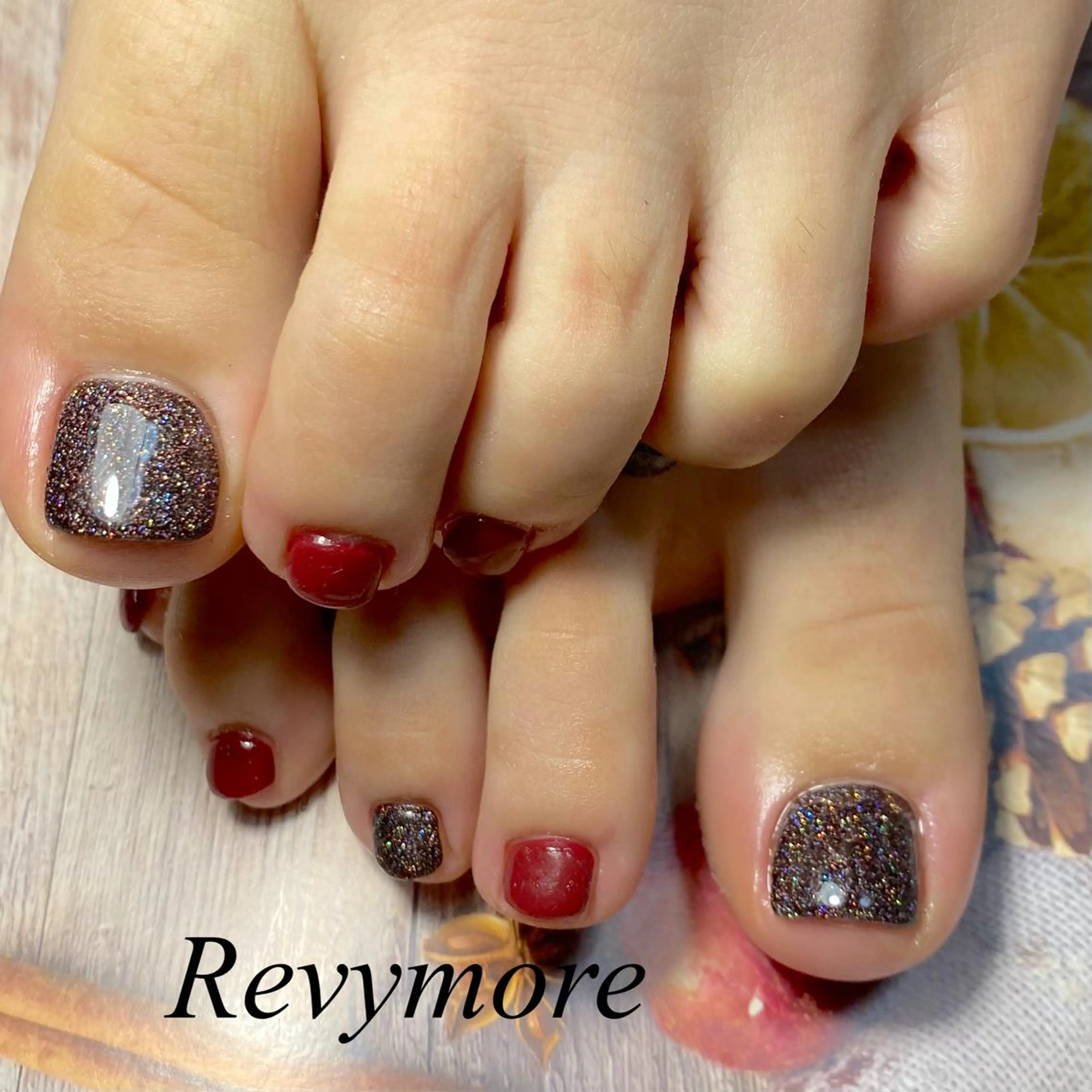 ショート ネイル ボルドー フットネイル フレンチネイル ジェルネイル ラメ(グリッター) nail salon Revymore所属・nail salon Revymoreのネイルデザイン