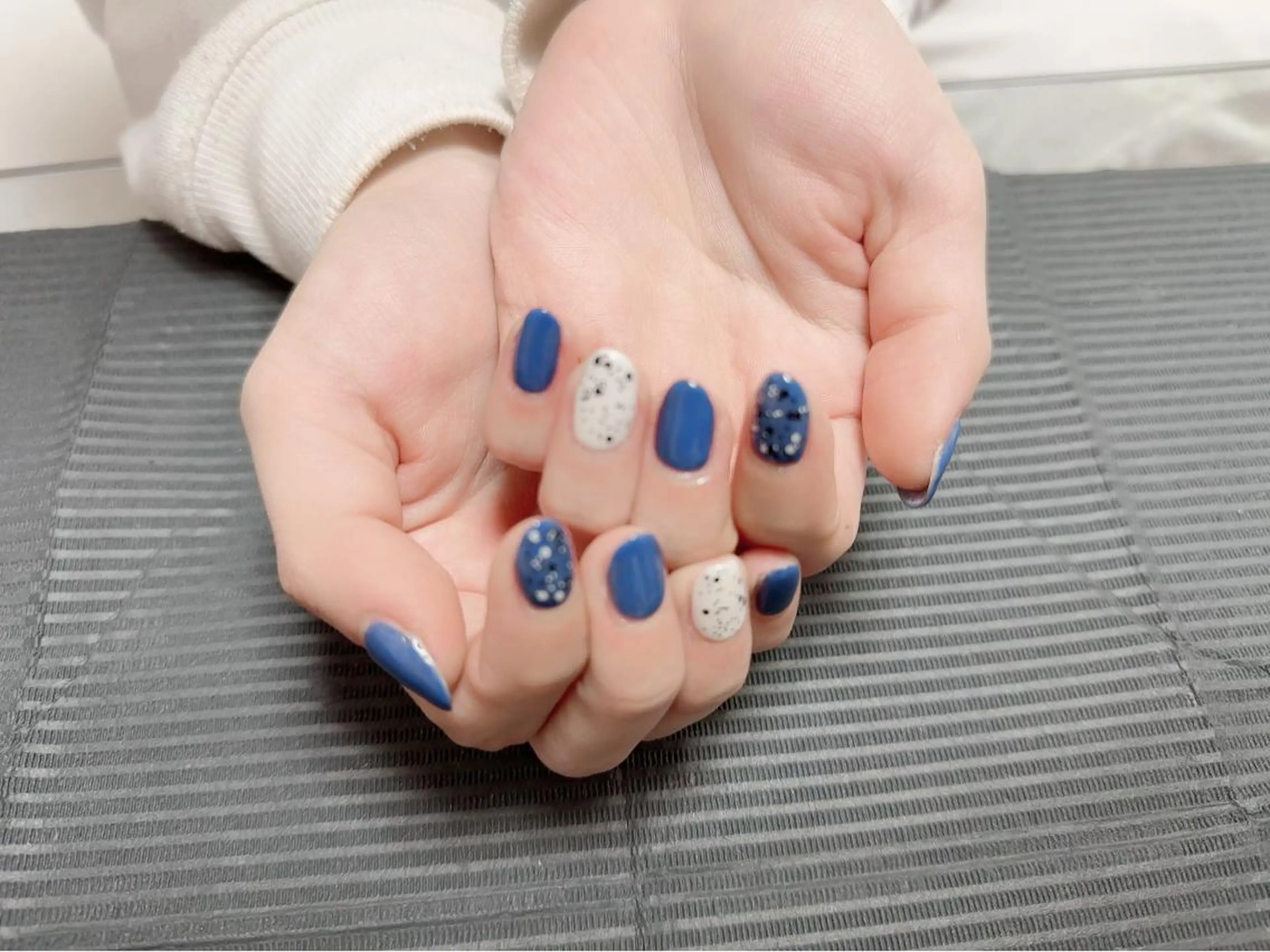 ネイル ジェルネイル ワンカラーネイル ストーンネイル BLANC （ブラン）のネイルデザイン