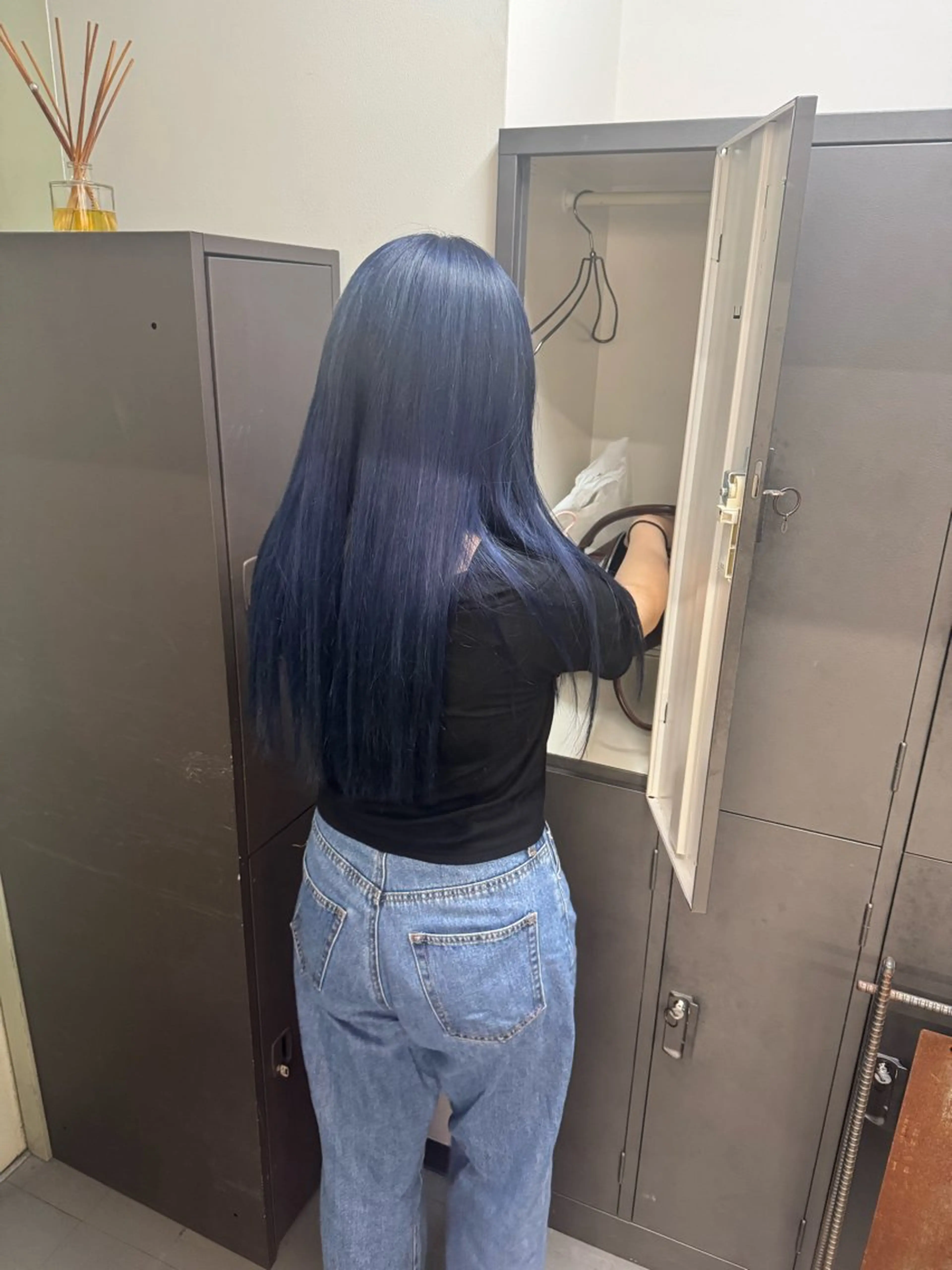 ロング カラー 黒髪 ブルーカラー ブルーブラック ヘアカラー ゆうと/ブリーチモデ ル/ストレートモデルのヘアスタイル