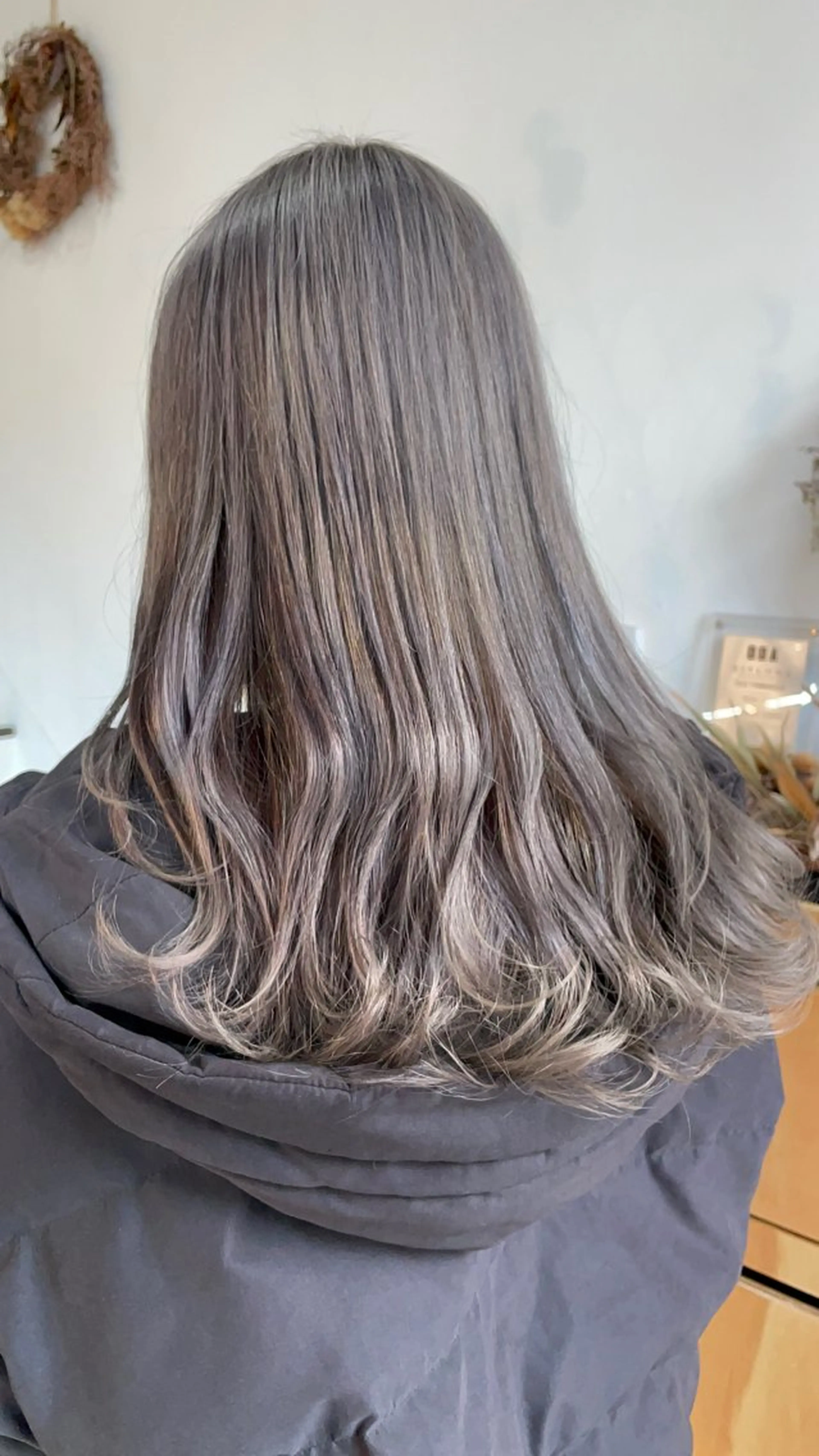 ロング カラー グレージュ シルバー シルバーグレージュ ヘアカラー noa.所属・🎨カラー専門家🎨 チャーリーのヘアスタイル