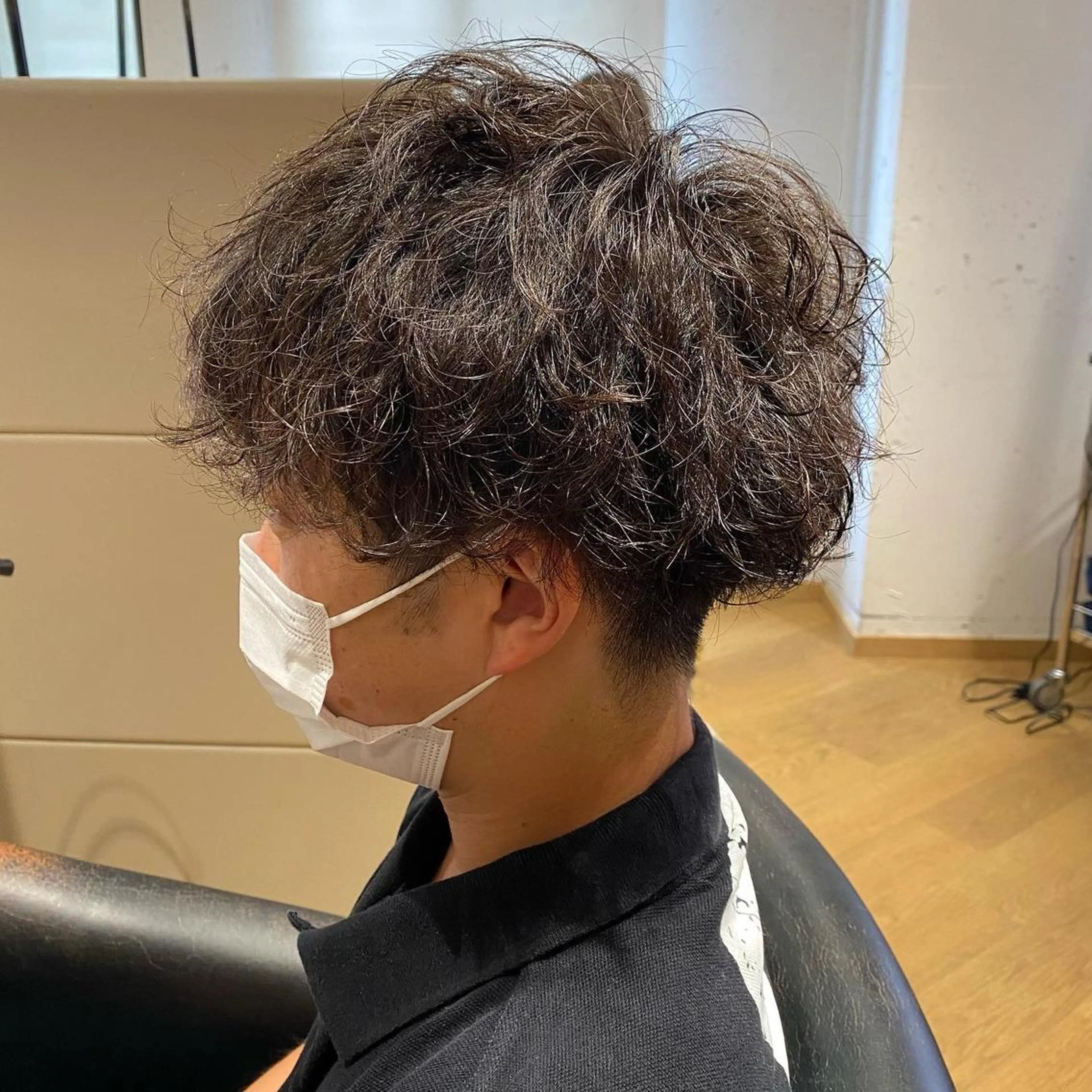 ショート パーマ メンズ マッシュ メンズパーマ 刈り上げ 波巻きパーマ 丸田 幹太のヘアスタイル
