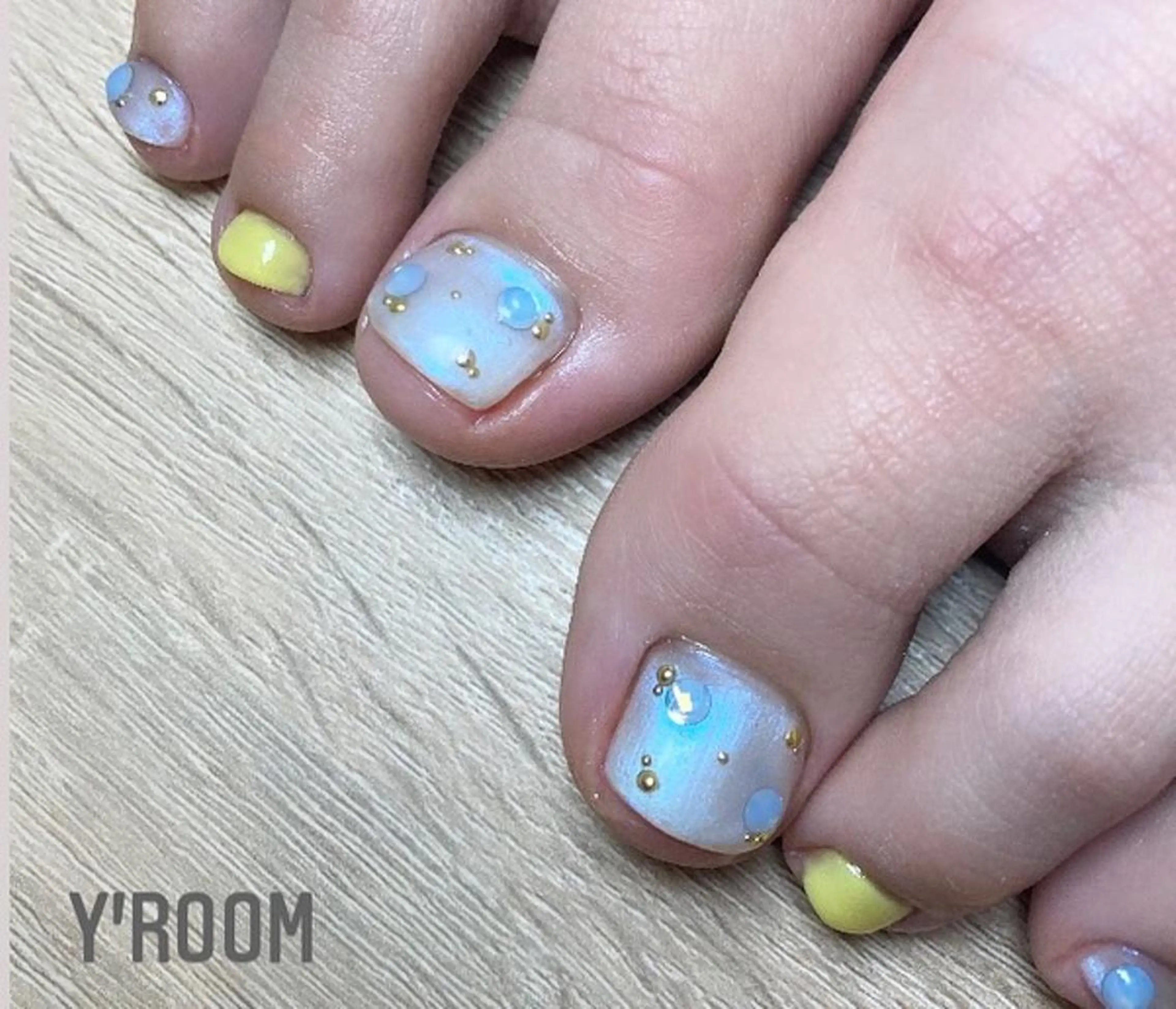 ネイル オーロラネイル フラッシュネイル フットネイル ジェルネイル 氷ネイル・うるうるネイル YUKA （ネイリスト）のネイルデザイン
