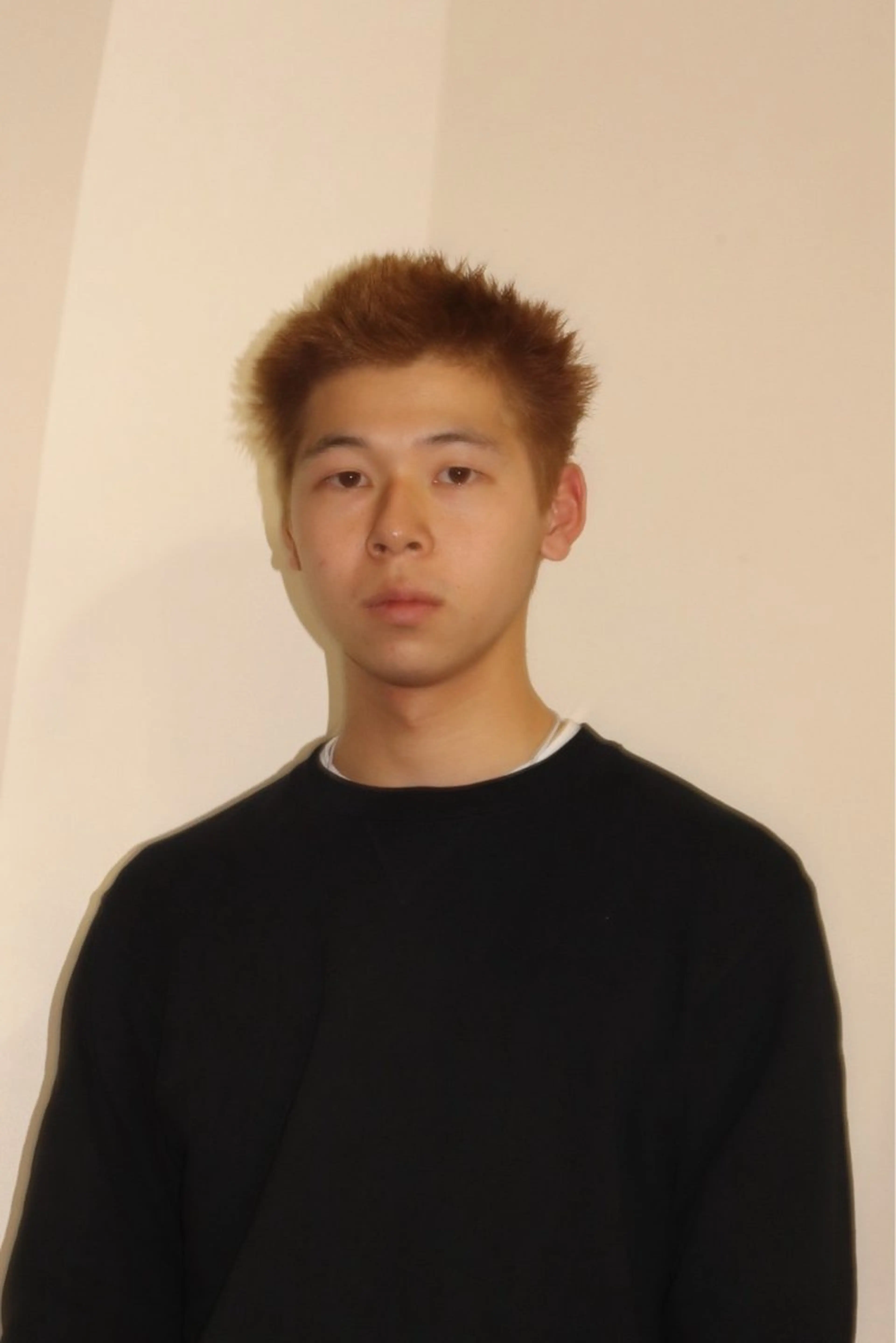 ショート カラー メンズ メンズブリーチ ボウズ メンズハイトーン おしゃれボウズ ベージュカラー 浅岡 昭汰のヘアスタイル