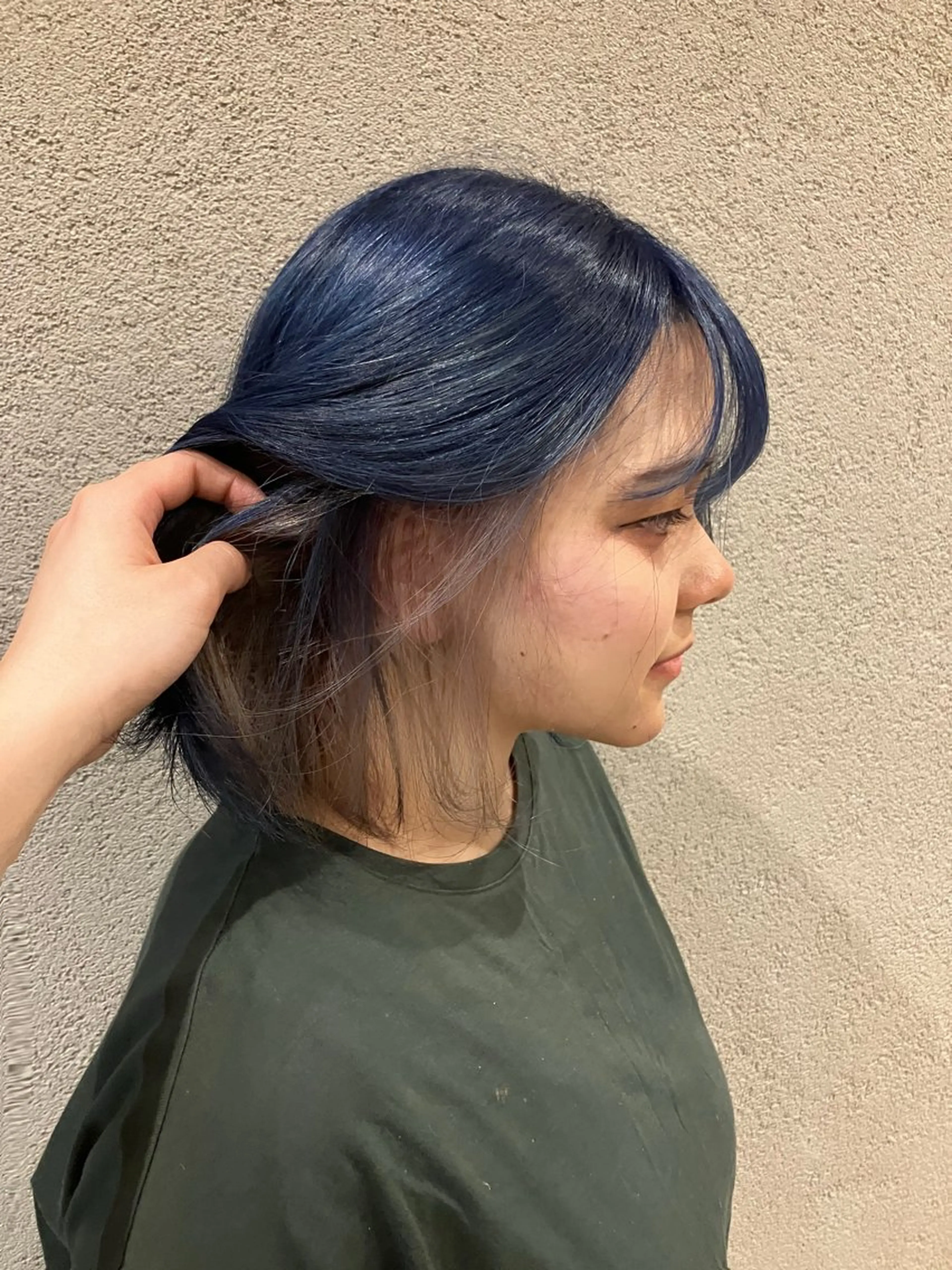 ショート カラー ブリーチ ブルーカラー ダブルカラー シルバー 山田 莉帆のヘアスタイル