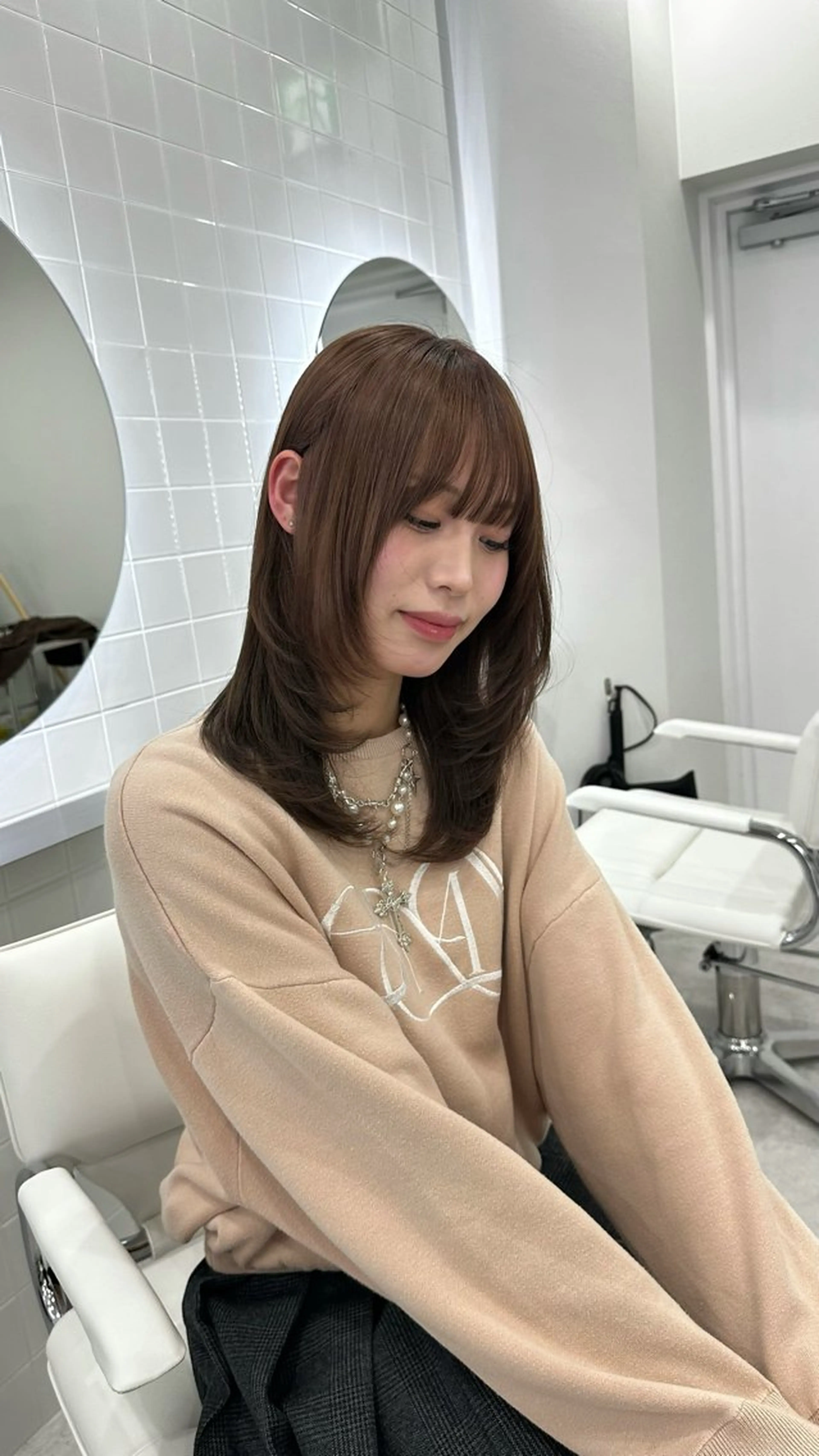 ミディアム タマシロカリン 艶カラー/レイヤーのヘアスタイル