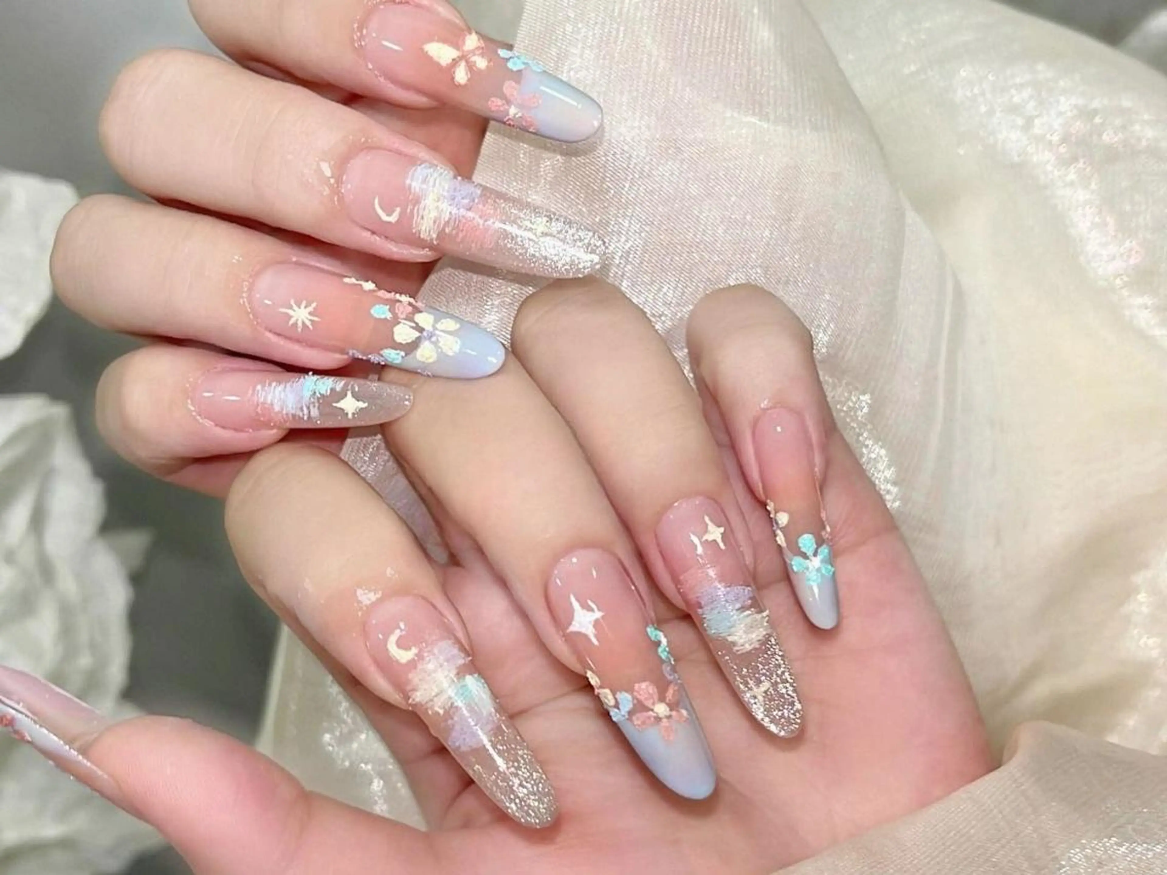 ネイル ブルー ガーリー グラデーション ホログラムネイル ロングネイル ハンドネイル ハンドケア ✌🏻Kiiko ～のネイルデザイン
