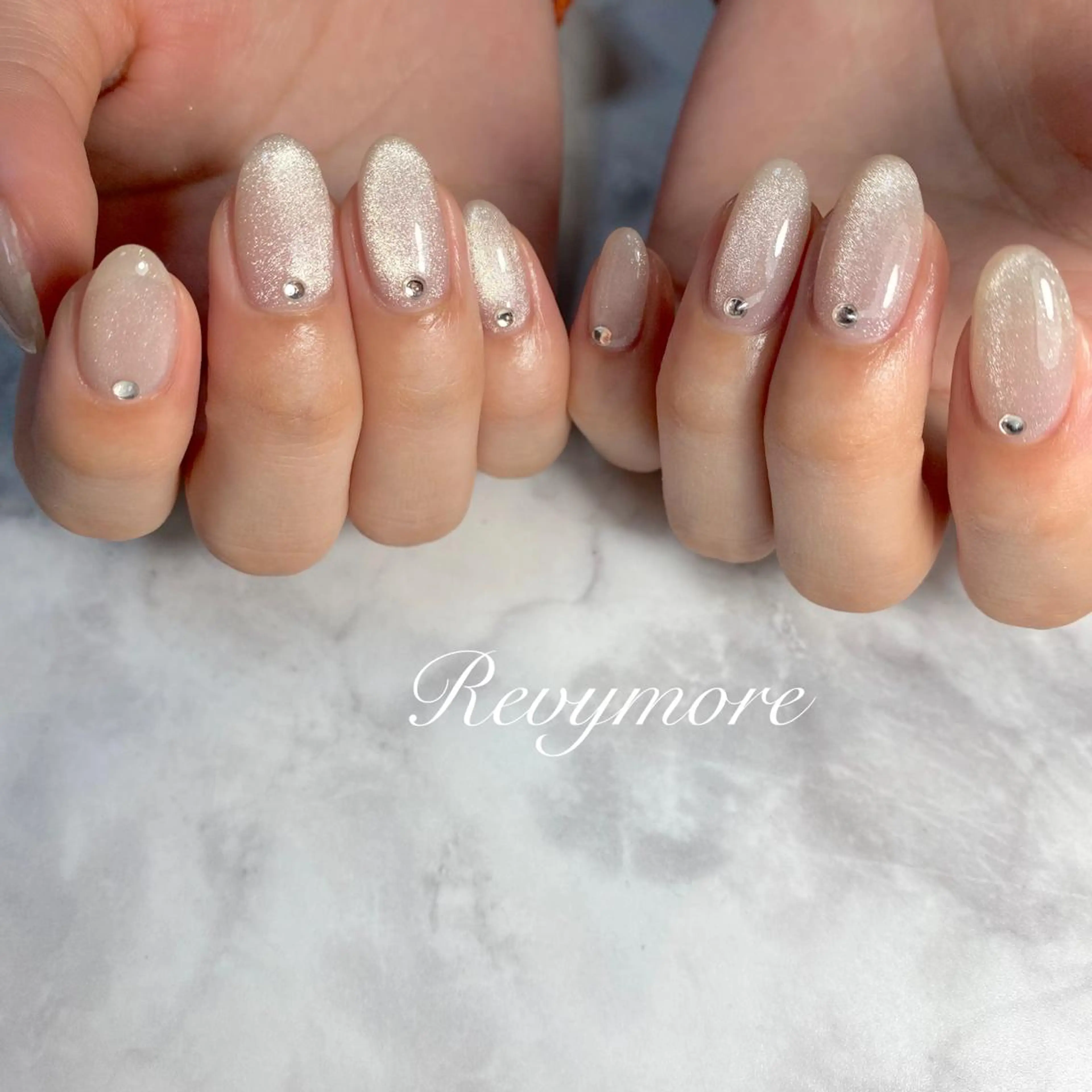 ミディアム ネイル 韓国風ヘア ジェルネイル キラキラネイル 韓国ネイル マグネットネイル nail salon Revymore所属・nail salon Revymoreのネイルデザイン