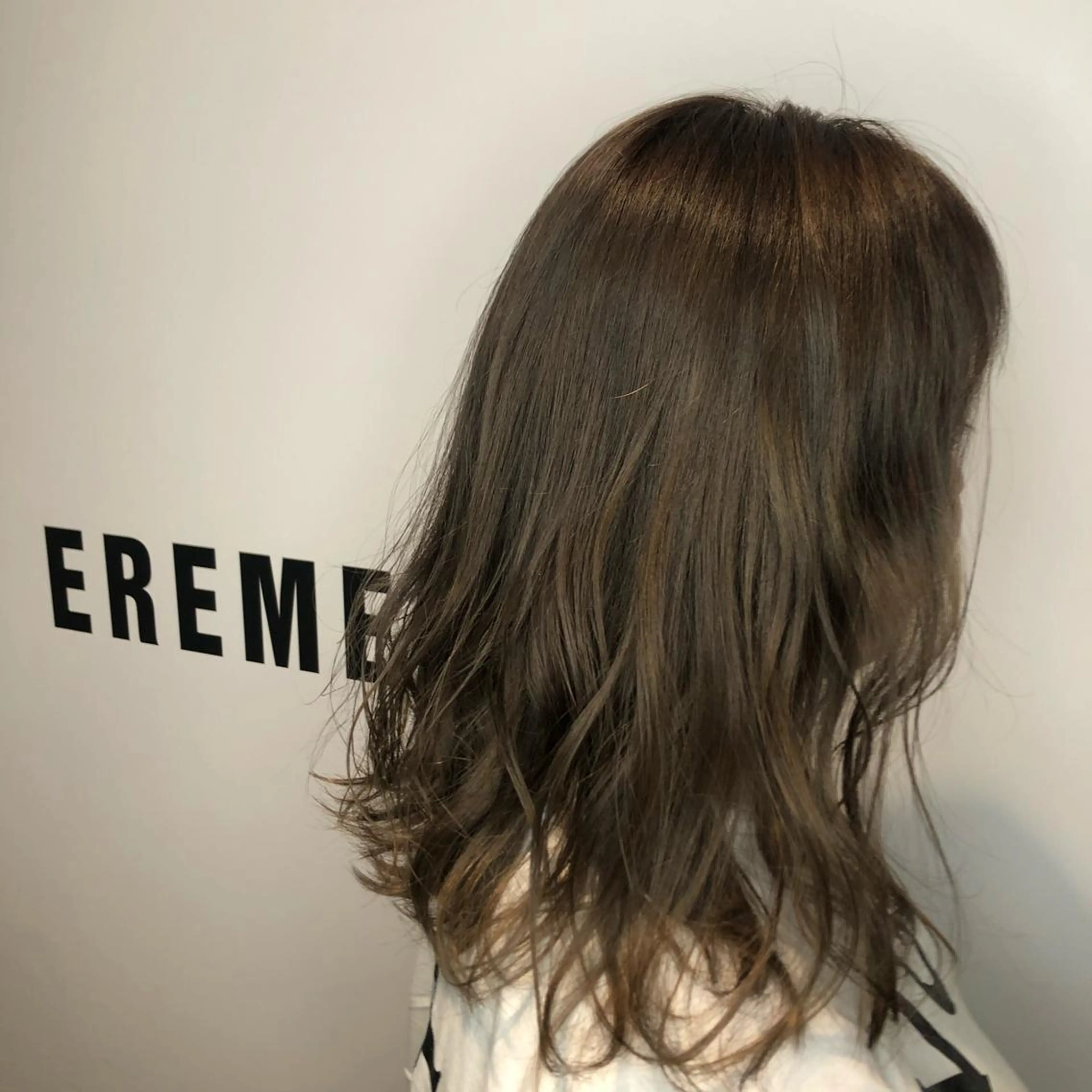 ミディアム カラー アッシュ アッシュグレー ブリーチ カット ヘアカラー 宮下 愛璃紗のヘアスタイル