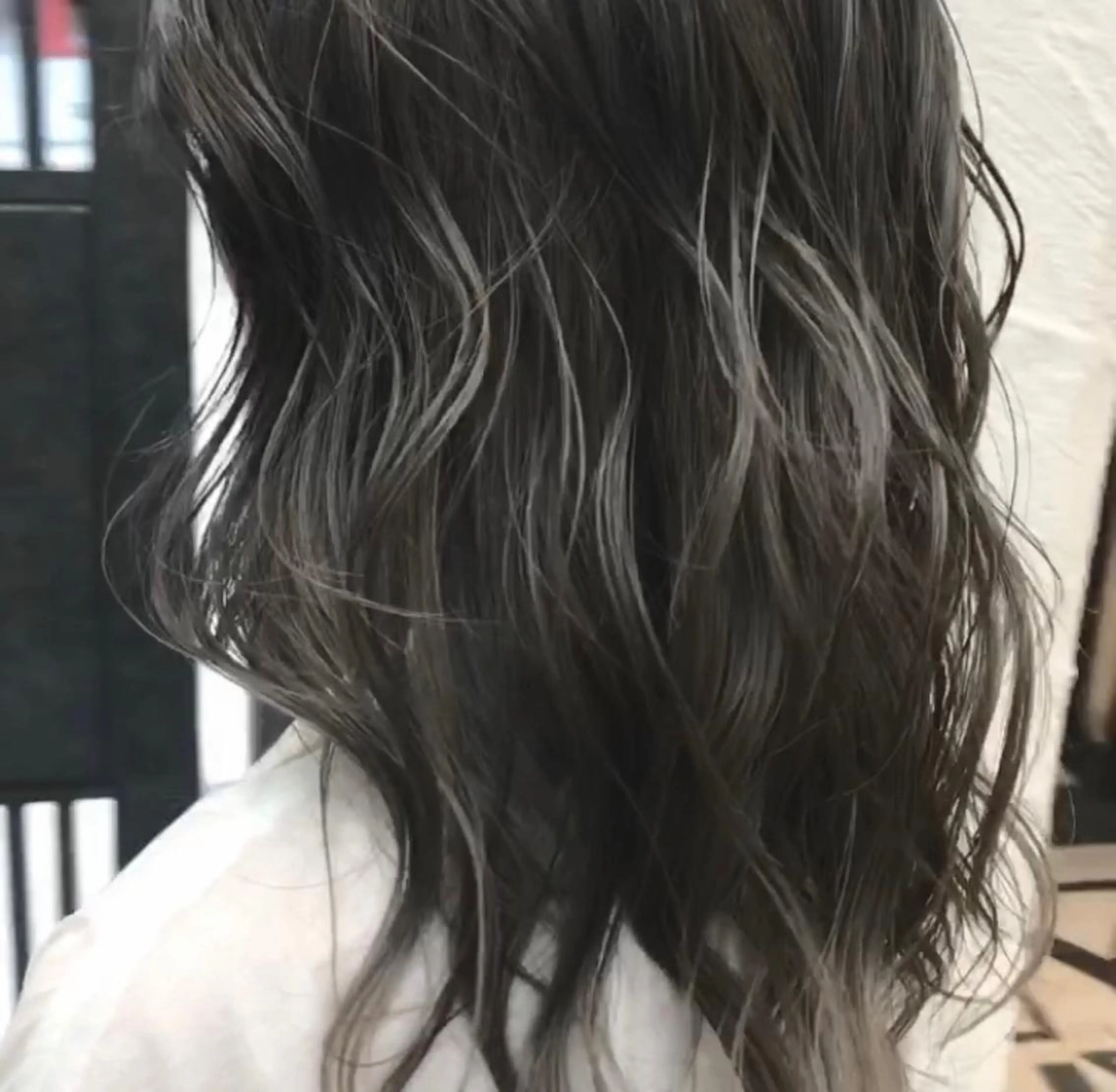 ミディアム カラー アッシュ アッシュグレー ブリーチ ケアブリーチ グレージュ AMI Hair  supply所属・髪質改善カラー韓国風 レイヤーtudaのヘアスタイル