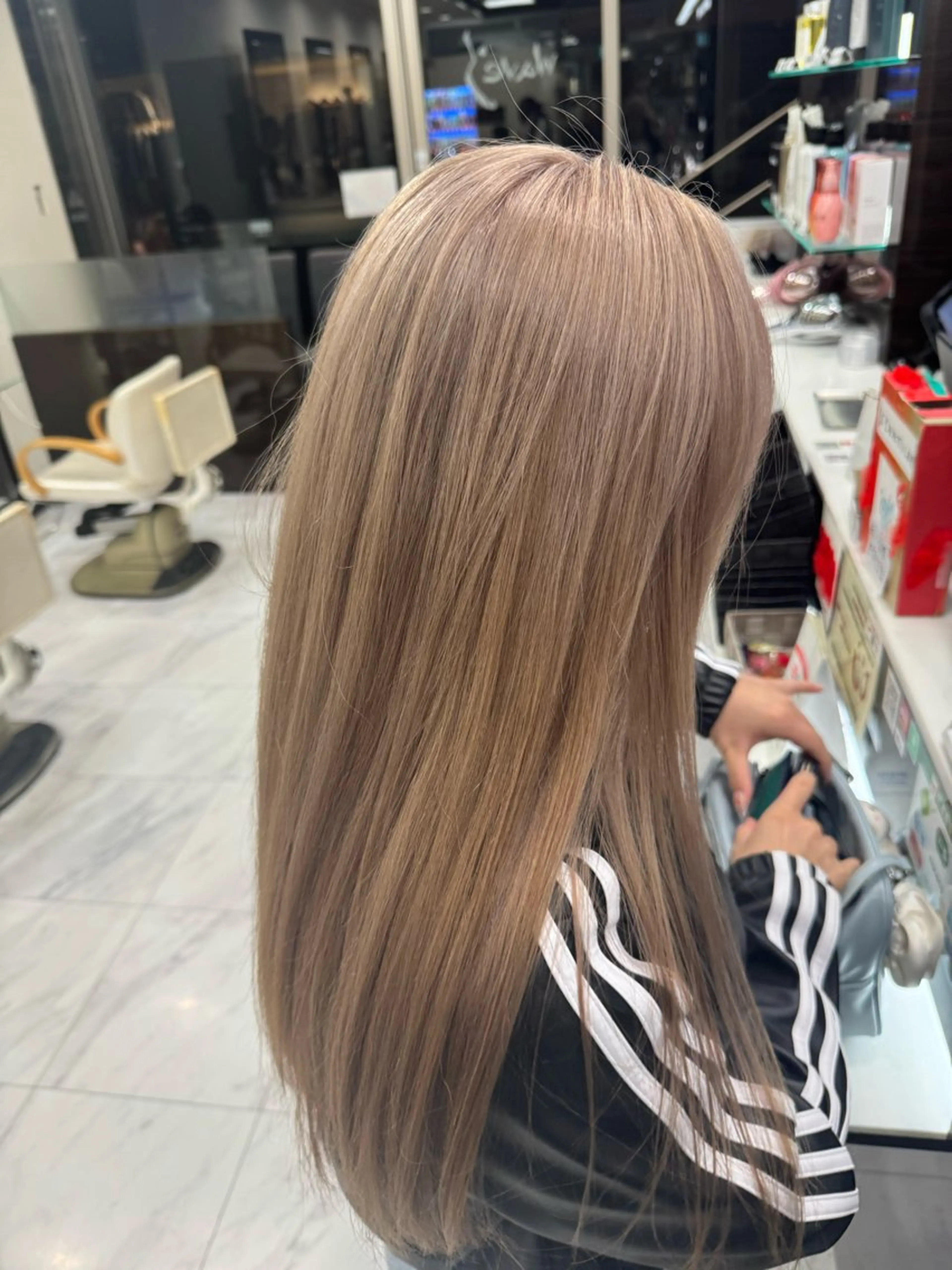 ロング カラー ヘアアレンジ 切りっぱなしボブ ベージュカラー ブリーチ デザインカラー ダブルカラー カット ヘアカラー トリートメント Zina 大宮所属・目黒 碧人のヘアスタイル