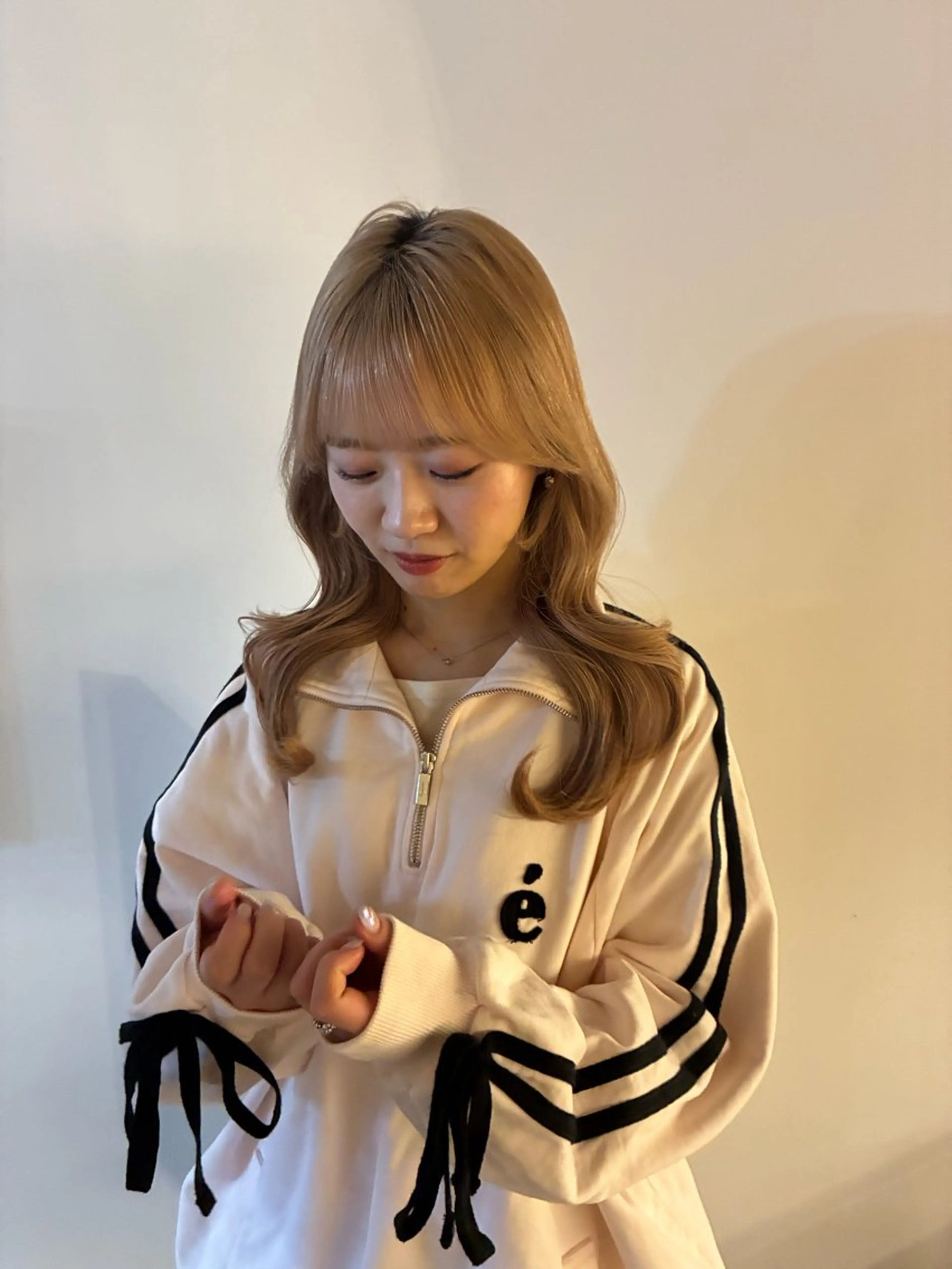 セミロング カット nacoハイトーン ベージュ🍒のヘアスタイル