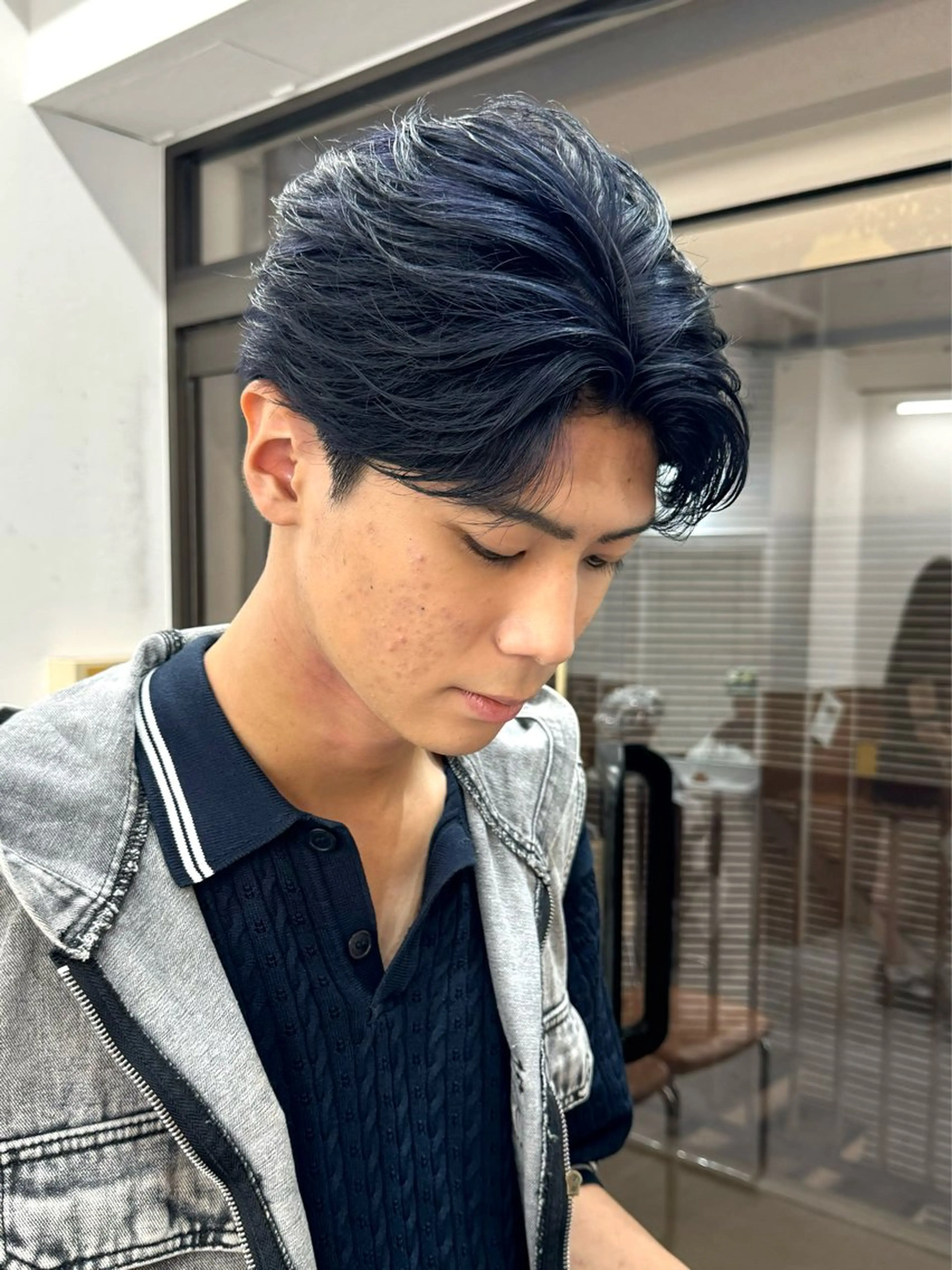 カラー メンズ メンズブリーチ 黒髪 ブリーチ ブルーカラー ブルーブラック カット ヘアカラー シャドウパーマ/ 波巻パーマYu-Kiのヘアスタイル