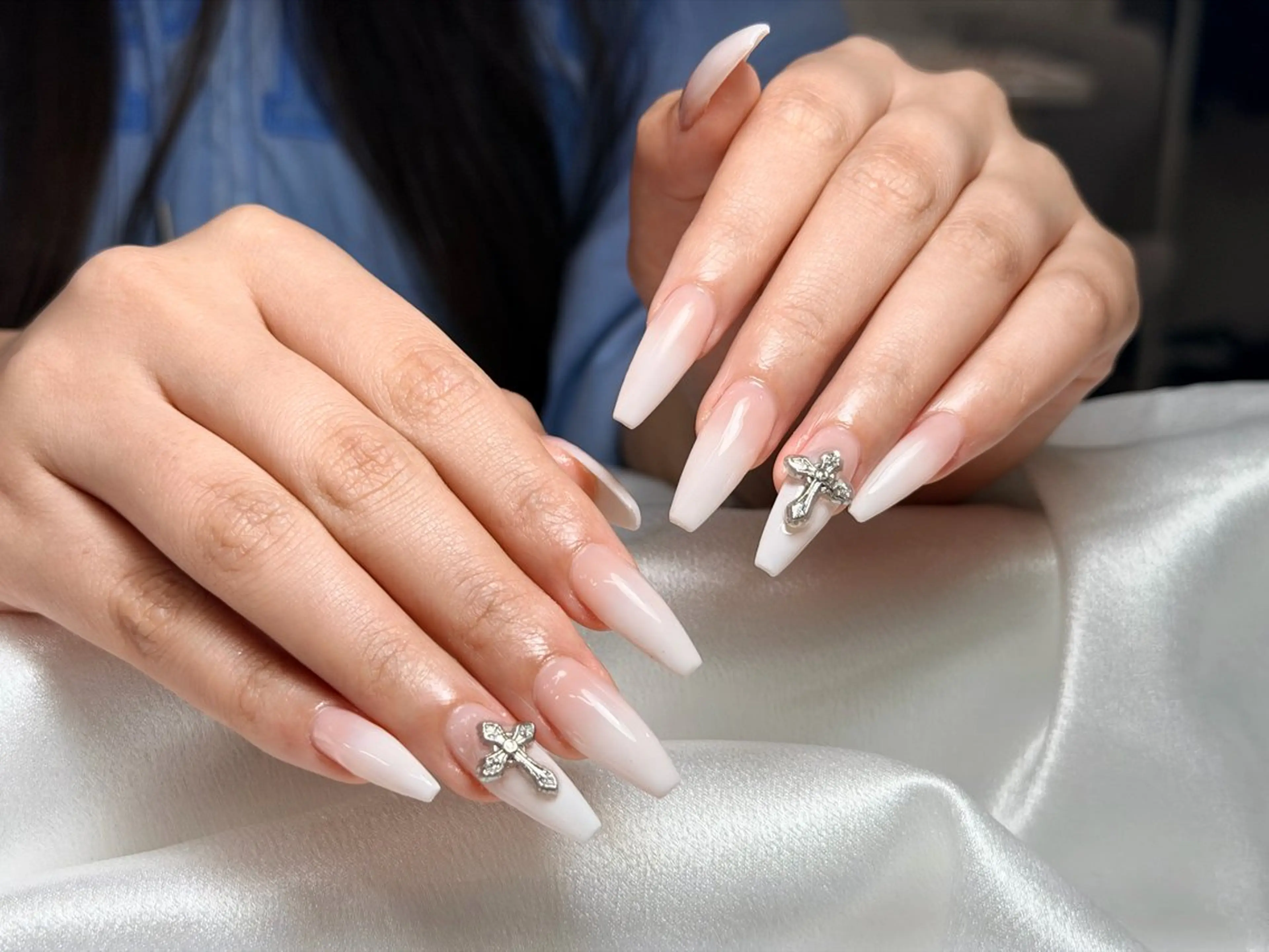 ネイル オーロラネイル ブルー チークネイル フットネイル フレンチネイル ハンドネイル Ema 大塚のネイルデザイン