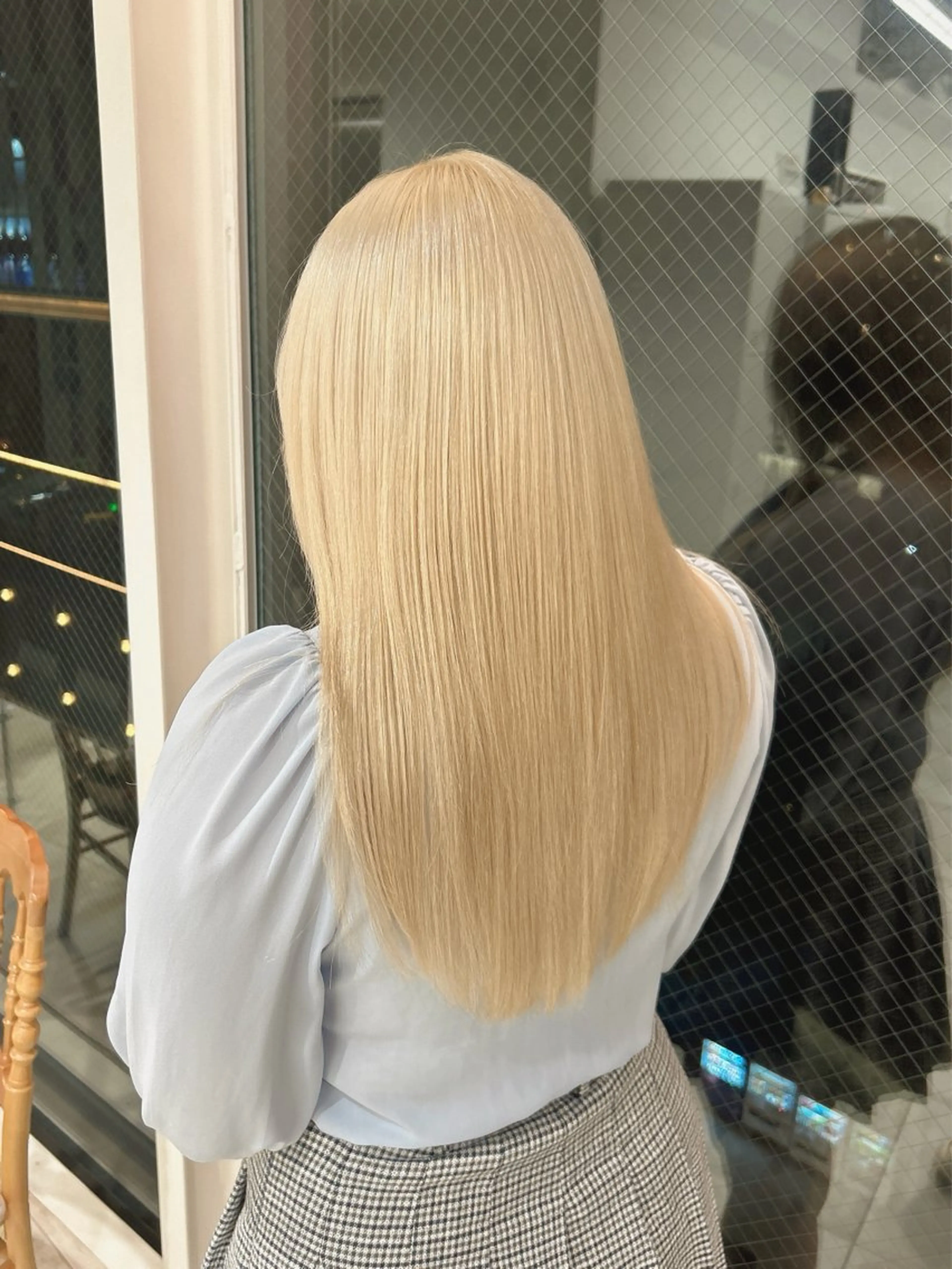 ロング カラー ヘアアレンジ ベージュカラー ブリーチ ハイトーンカラー ミルクティーベージュ 顔まわりレイヤー 【代表】 たき〜のヘアスタイル