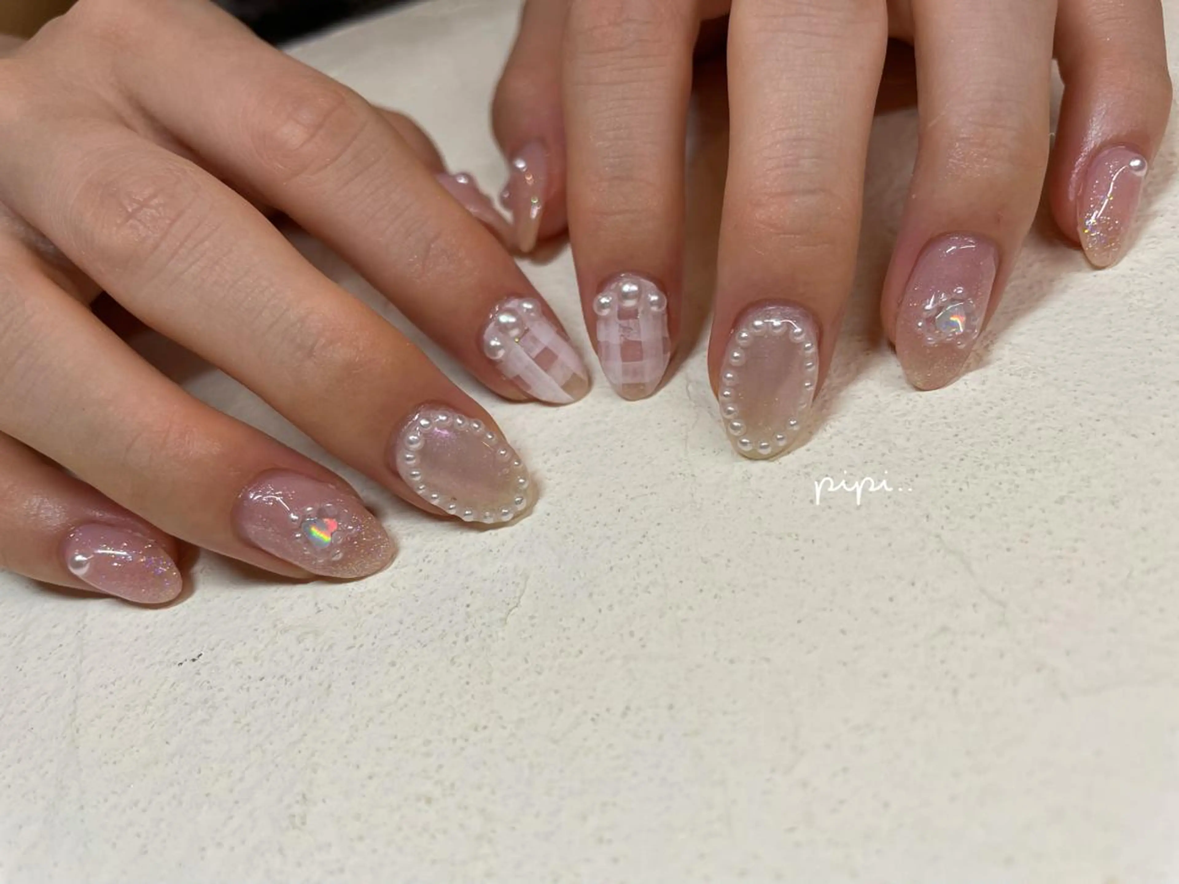 ミディアム ネイル ラメ(グリッター) ホワイト pipi ..のネイルデザイン