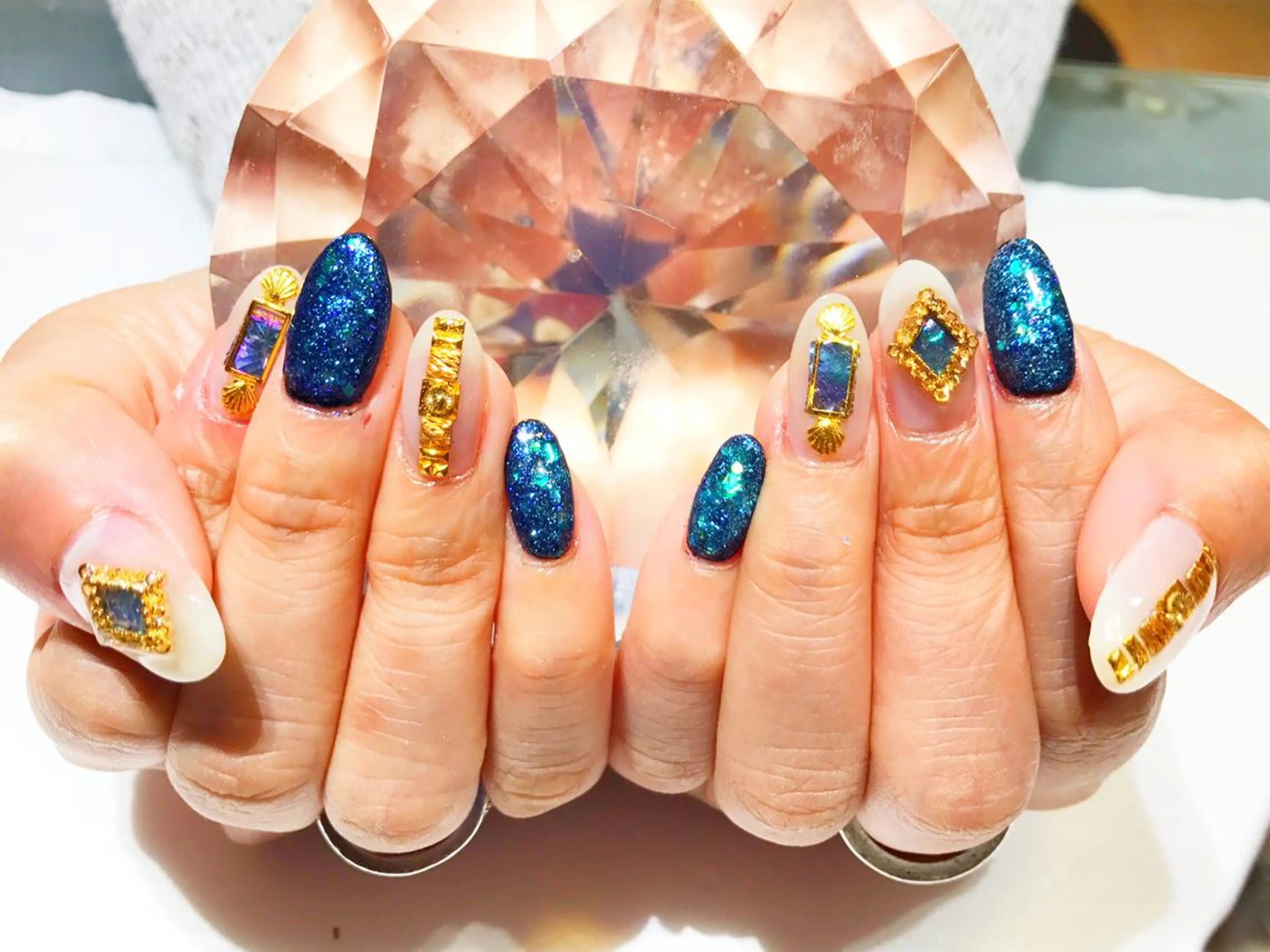 ネイル ホログラムネイル ラメ(グリッター) 持ち込み ホワイト YUN 💅のネイルデザイン