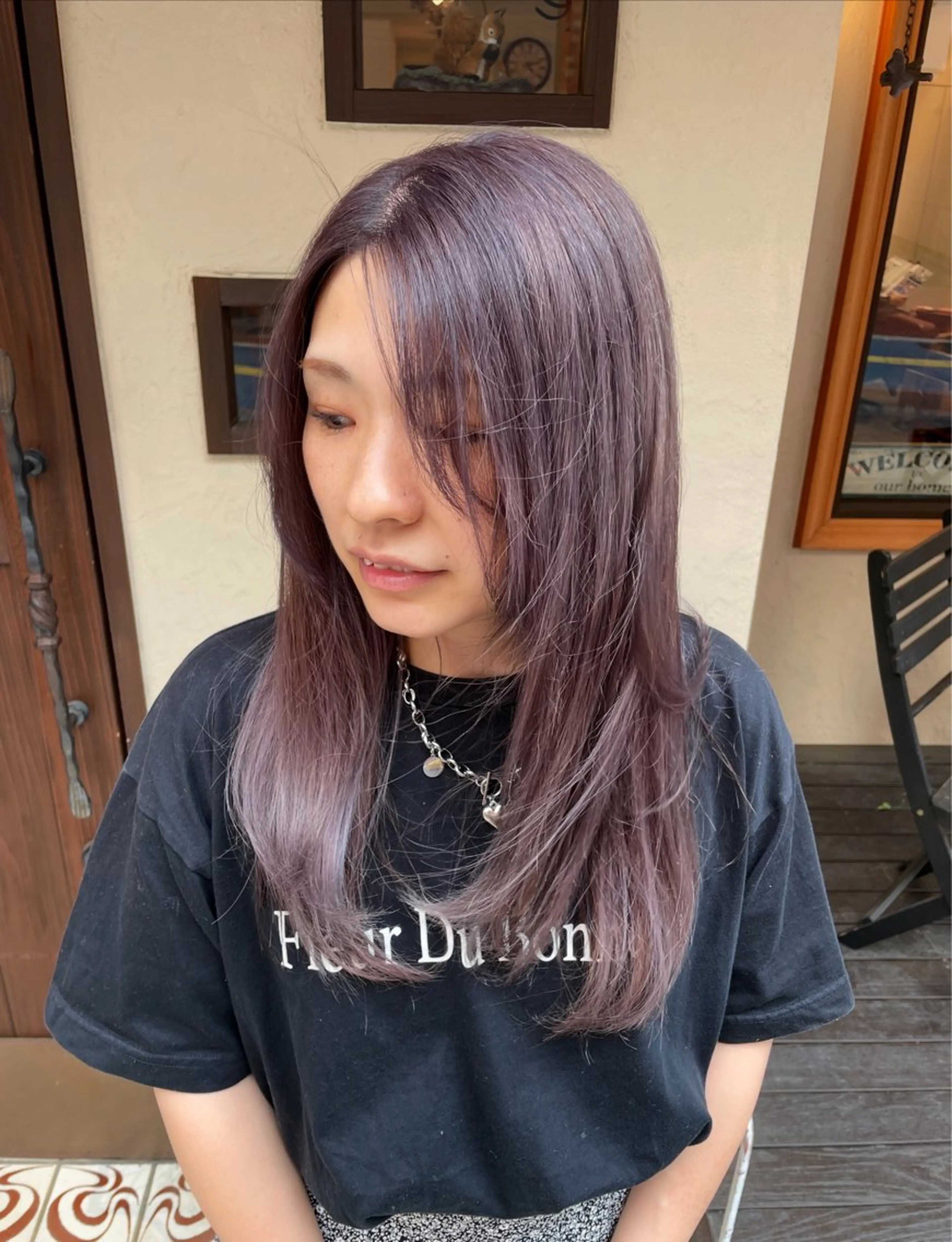 ロング ラベンダーベージュ ヘアカラー 大庭 萌瑚のヘアスタイル