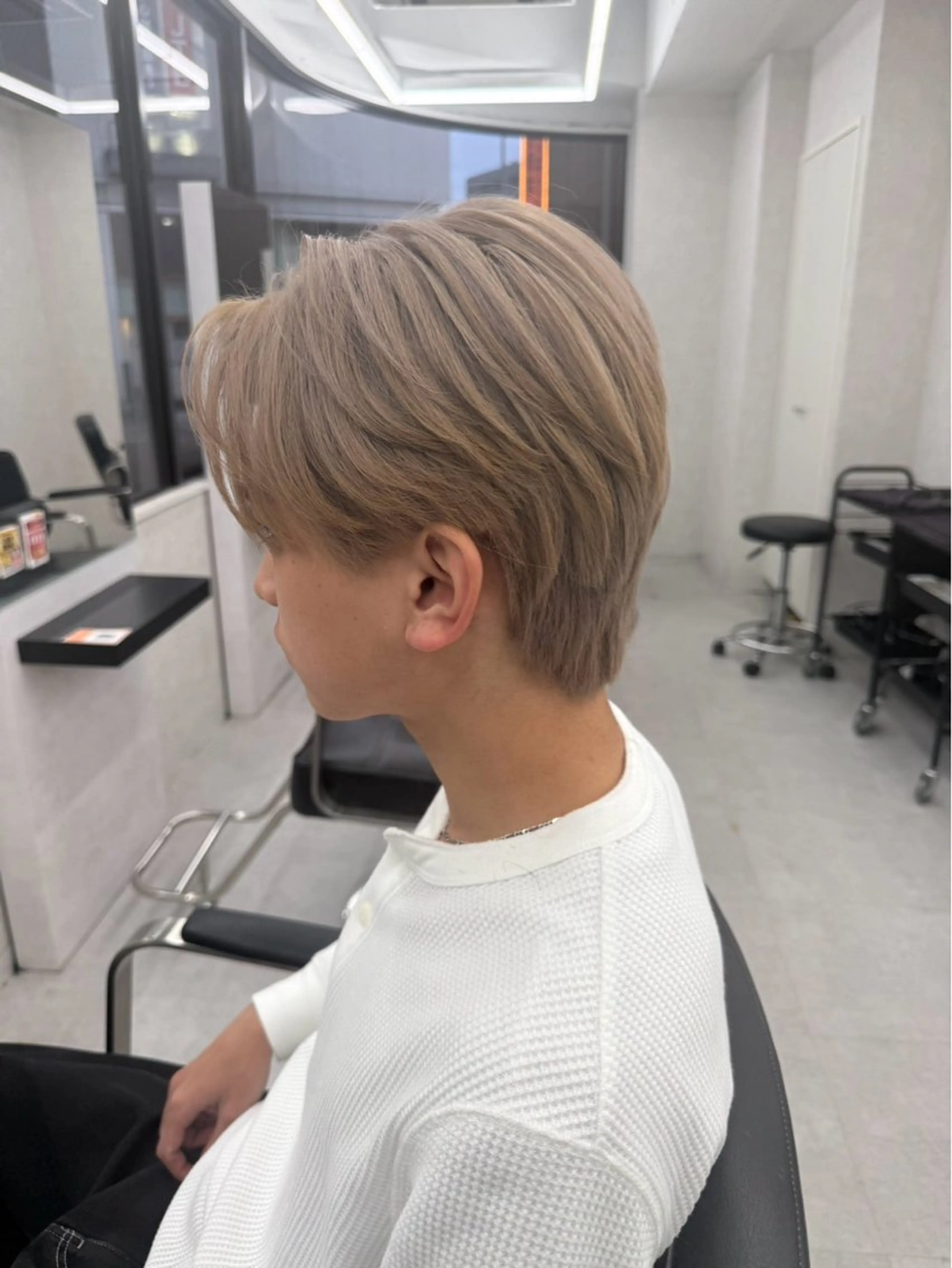 カラー メンズ メンズブリーチ ベージュカラー ブリーチ 透明感カラー ミルクティーベージュ 🧸メンズ眉毛🧸 メンズサロン　浦和の眉毛・アイブロウイメージ