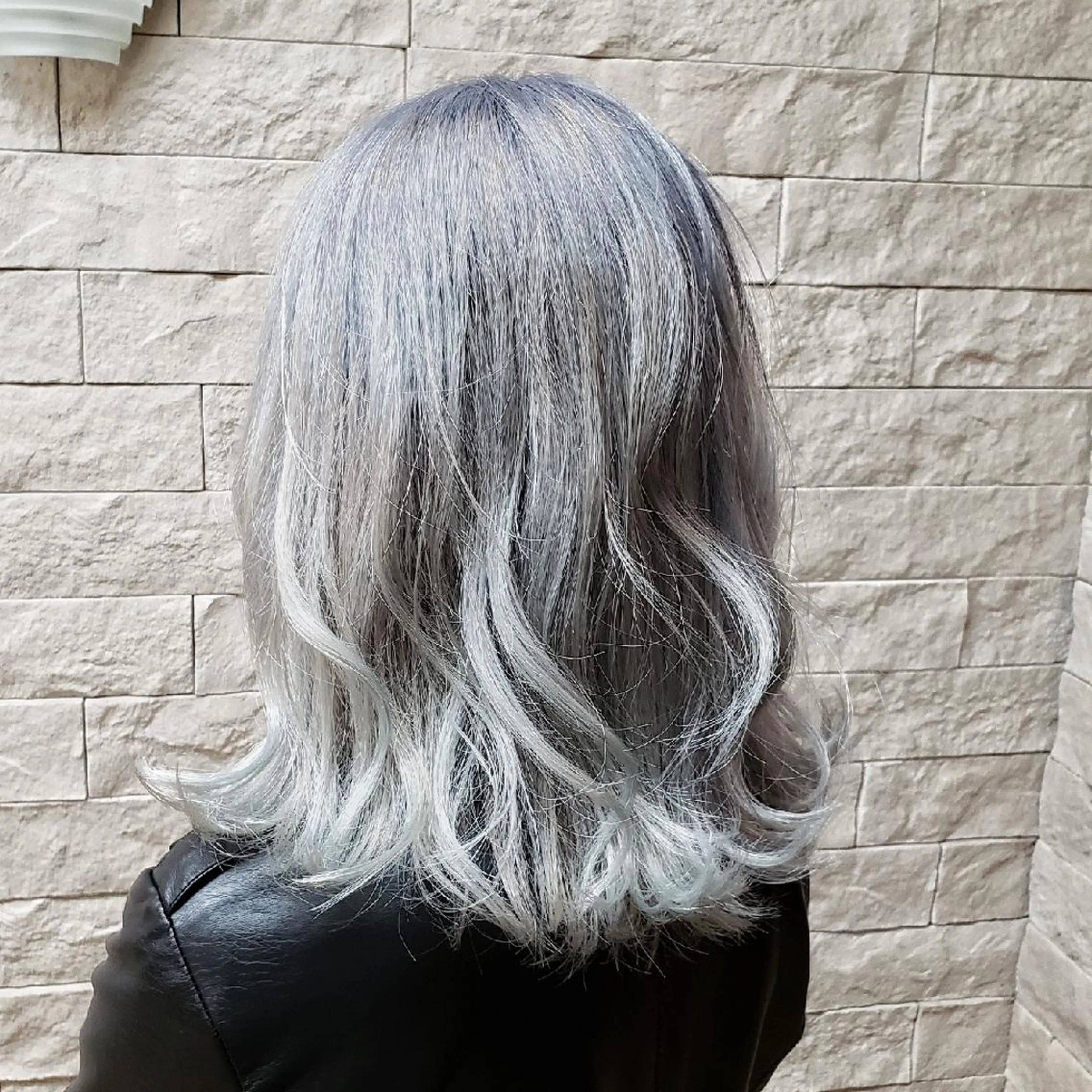 ミディアム カラー グラデーションカラー シルバー ホワイトシルバー 艶髪✨ハイトーン ✨ホワイト✨北宗一郎のヘアスタイル