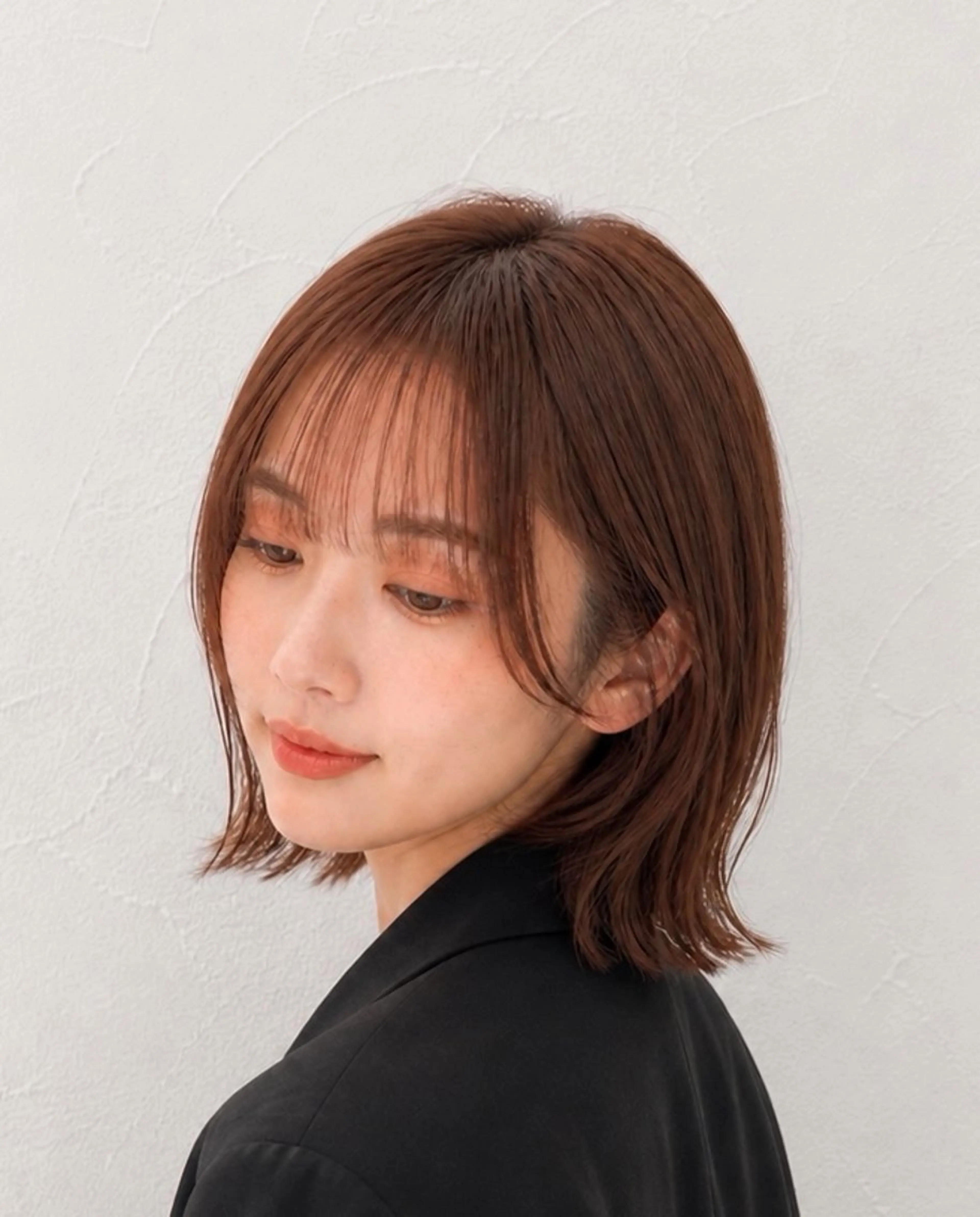 ミディアム オレンジブラウン ボブ 外ハネヘア カット ヘアカラー 佐藤 舞のヘアスタイル