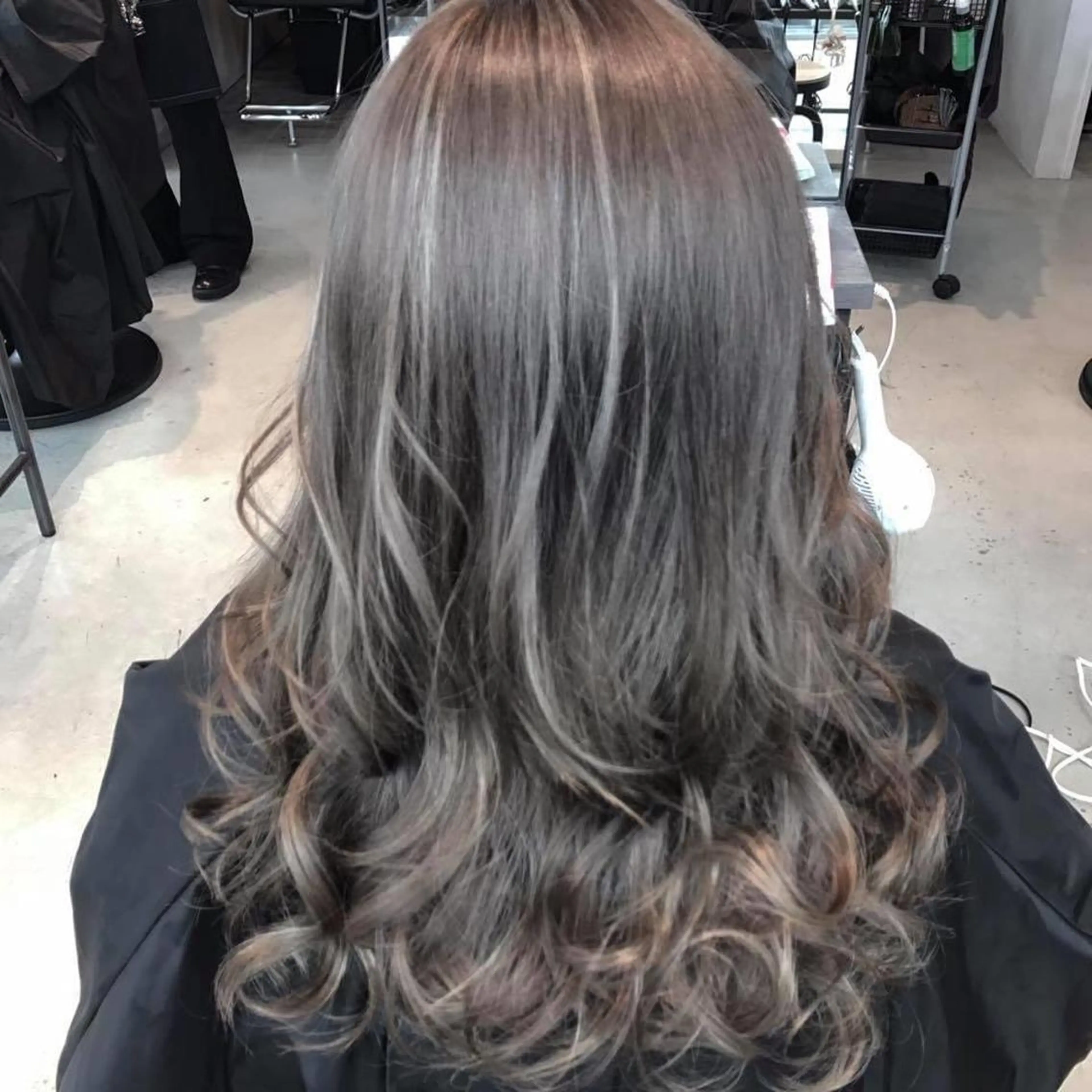 セミロング カラー アッシュ アッシュグレー ハイライトカラー ハイライト 【透明感、艶髪】西村 有司のヘアスタイル